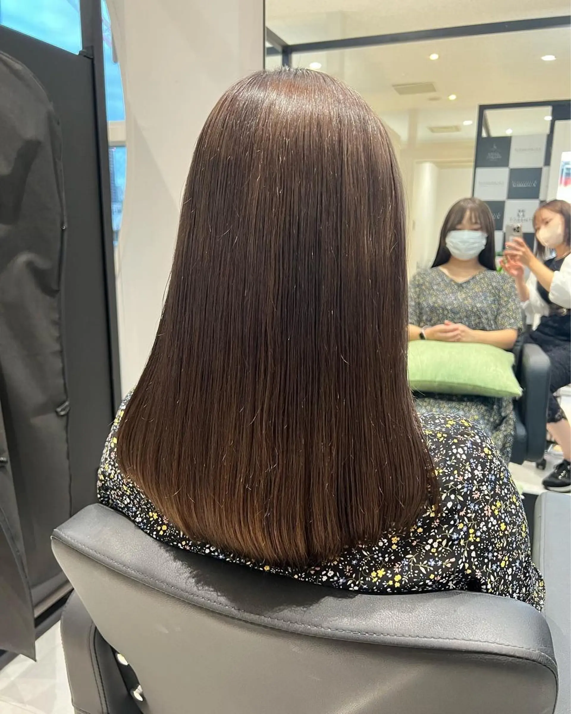 セミロング カラー コテ巻き風パーマ 韓国風パーマ 無重力のヘアスタイル