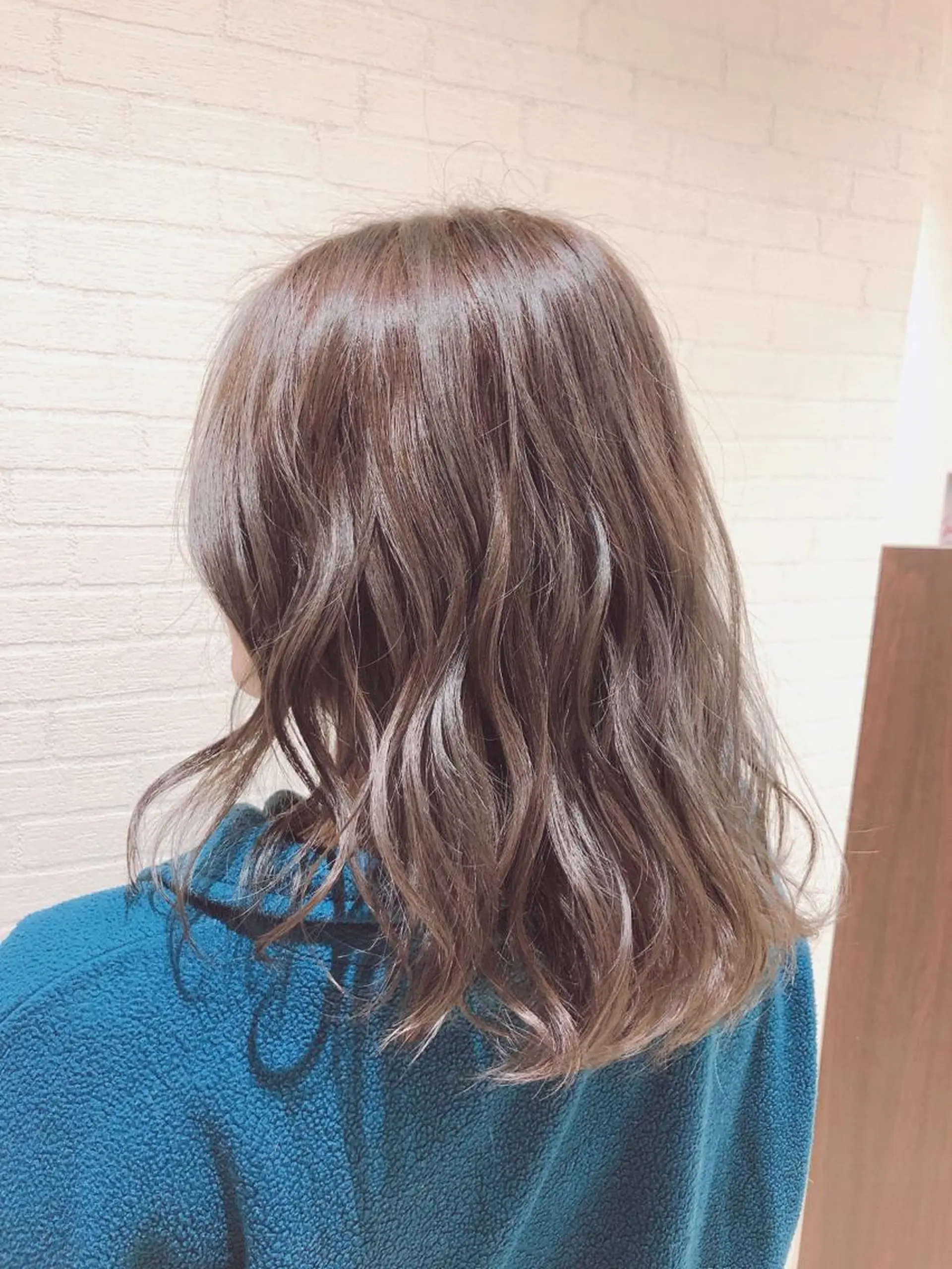 ミディアム カラー 岩永 梨玖のヘアスタイル