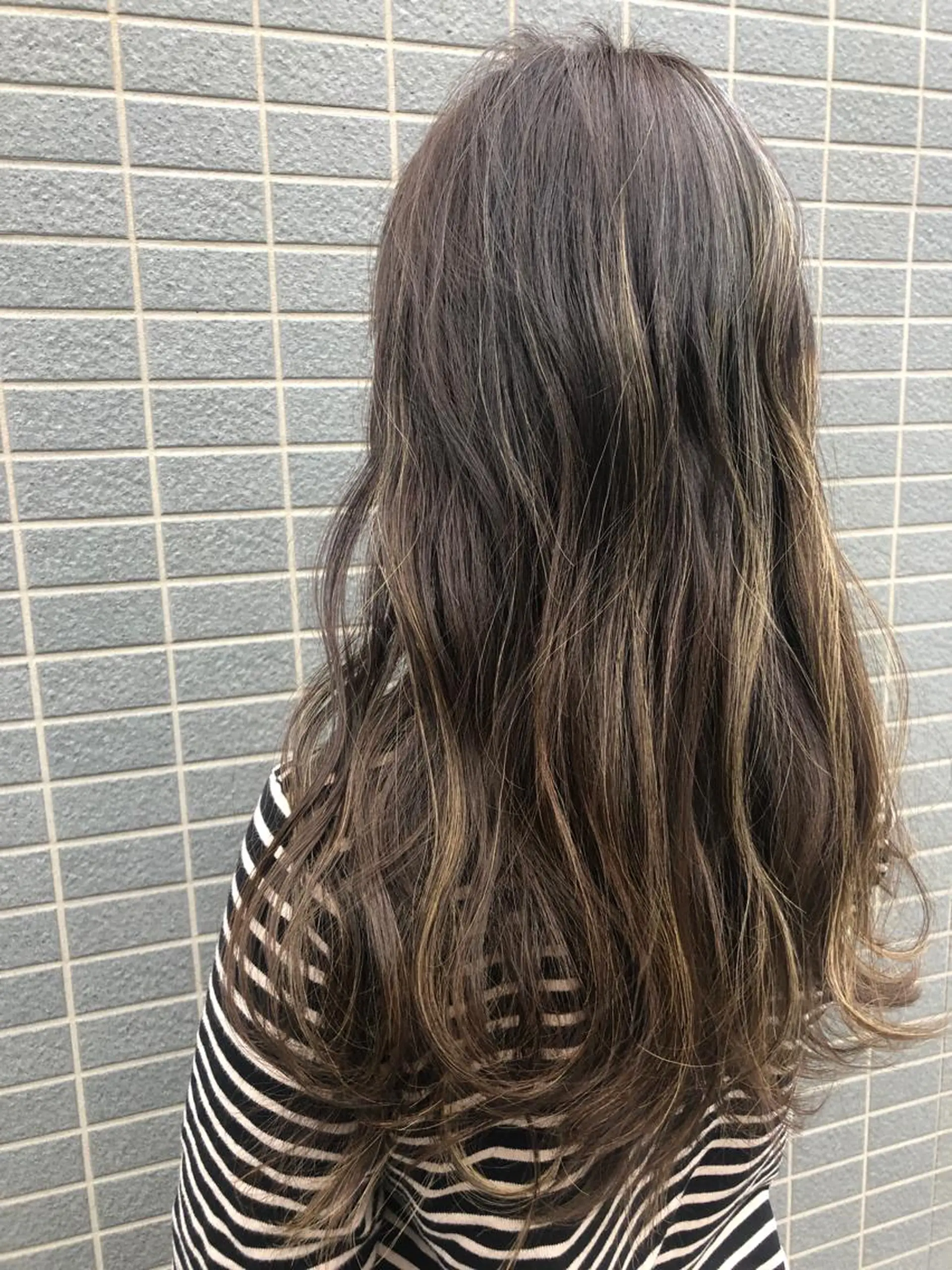 セミロング カラー アディクシーカラー ハイライトカラー ハイライト 似合わせ レイヤー須川のヘアスタイル