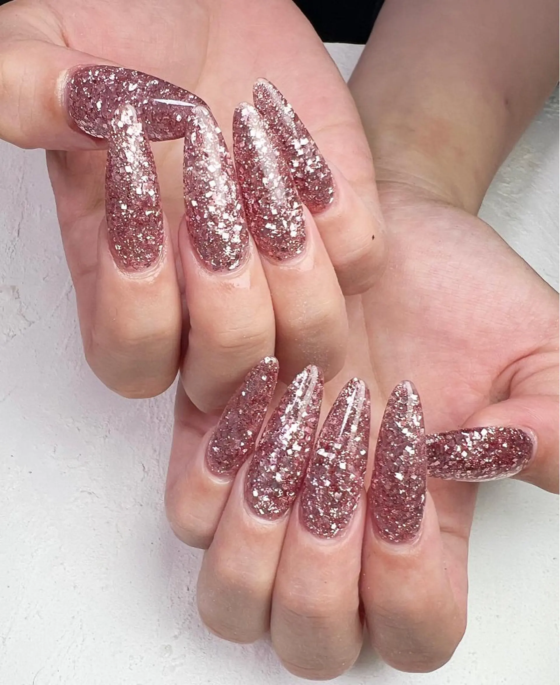 ネイル ラメ(グリッター) ロングネイル ピンク スカルプネイル 夏ネイル ハンドネイル ✾ NailRoom Latina🌻💓のネイルデザイン