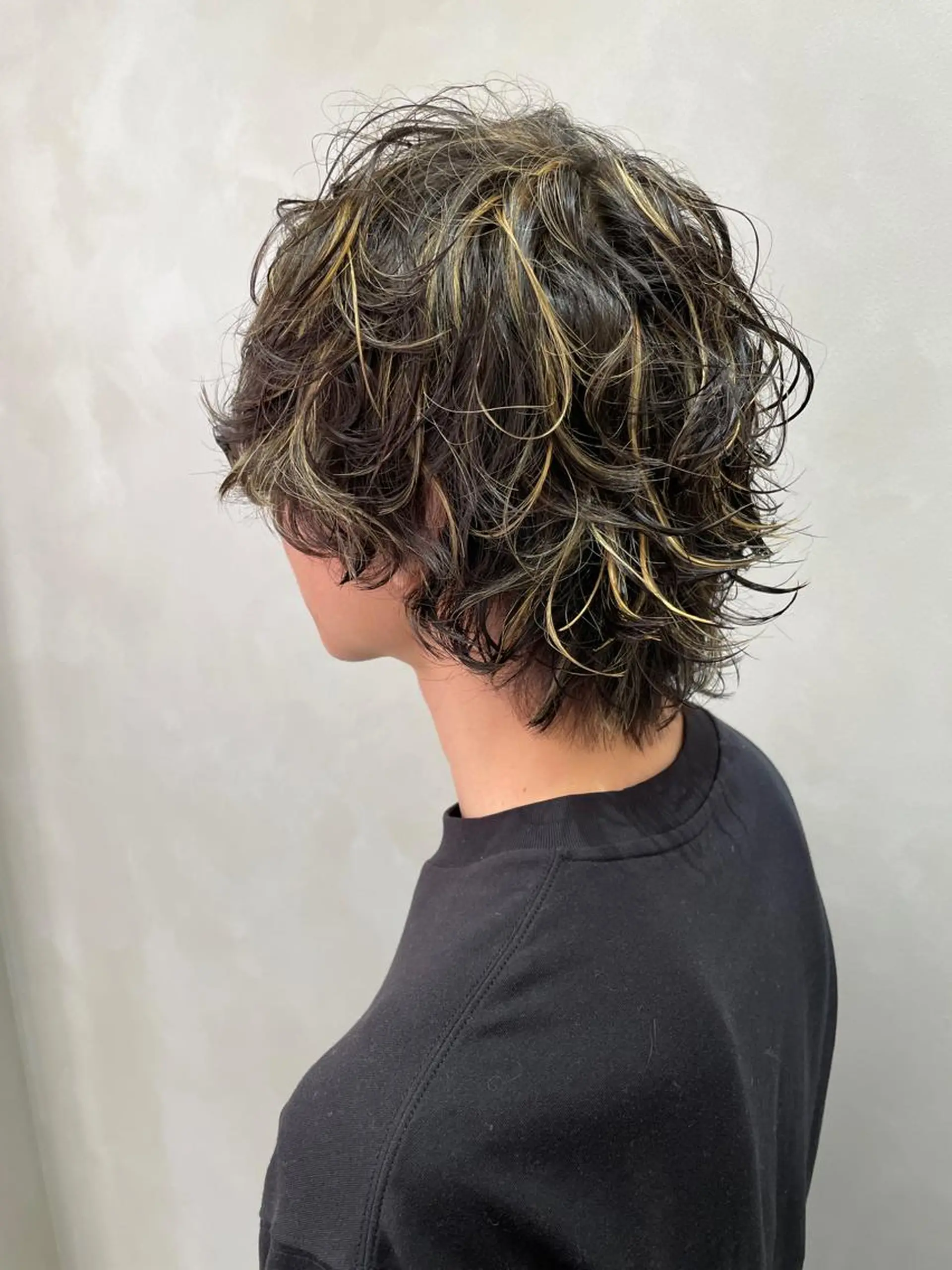 カラー パーマ メンズ メンズハイライト メンズパーマ メンズツイストパーマ 波巻きパーマ ハイライトカラー カット ヘアカラー パーマ 福永速人 /メンズパーマのヘアスタイル