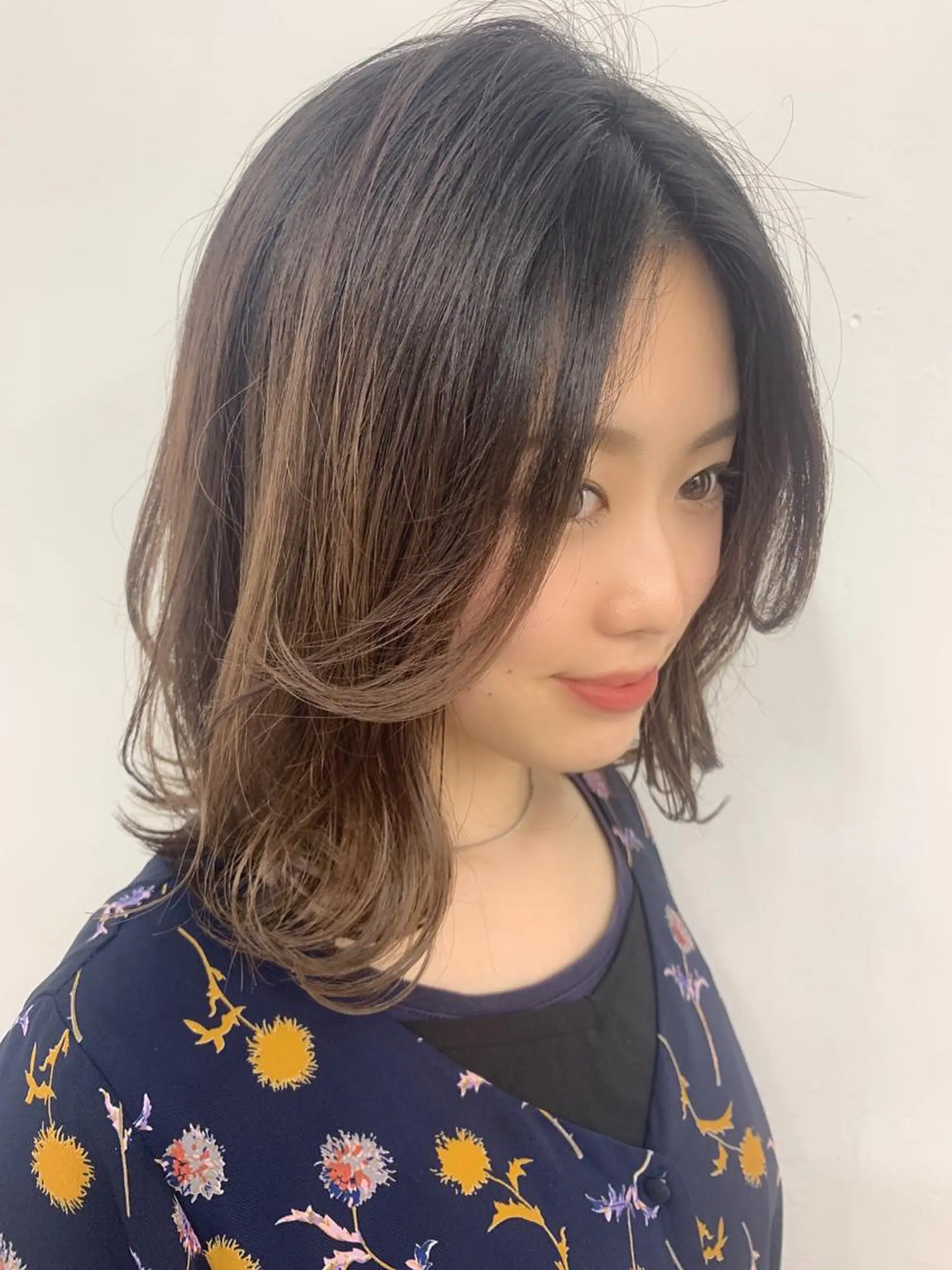 ミディアム くびれヘア カット ヘアカラー chama レイヤーカットのヘアスタイル