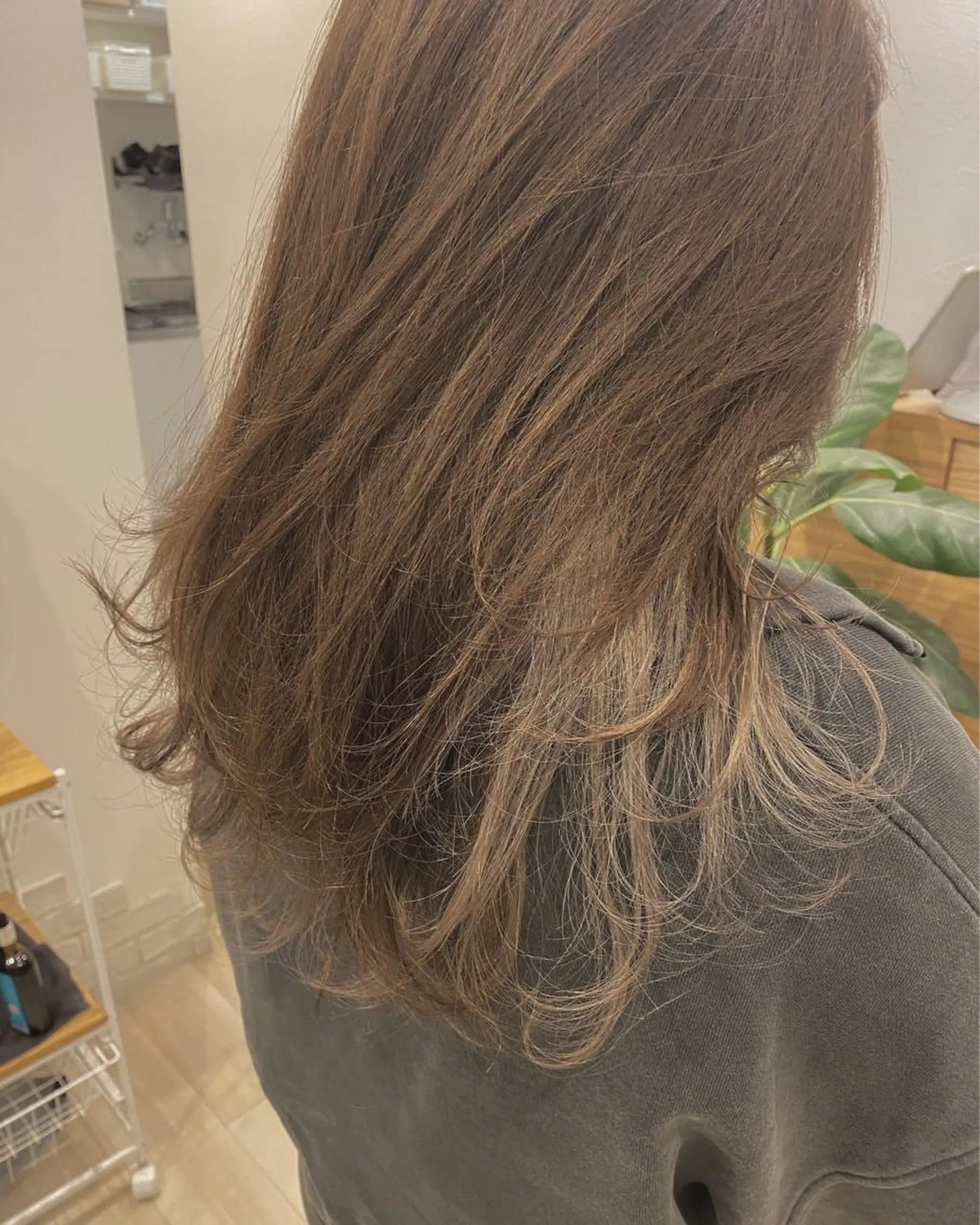 ロング カラー パーマ ヘアアレンジ ベージュカラー イヤリングカラー インナーカラー ミルクティーベージュ レイヤーカット ヘアカラー 【ツヤ髪美容師】 ツダケイスケのヘアスタイル