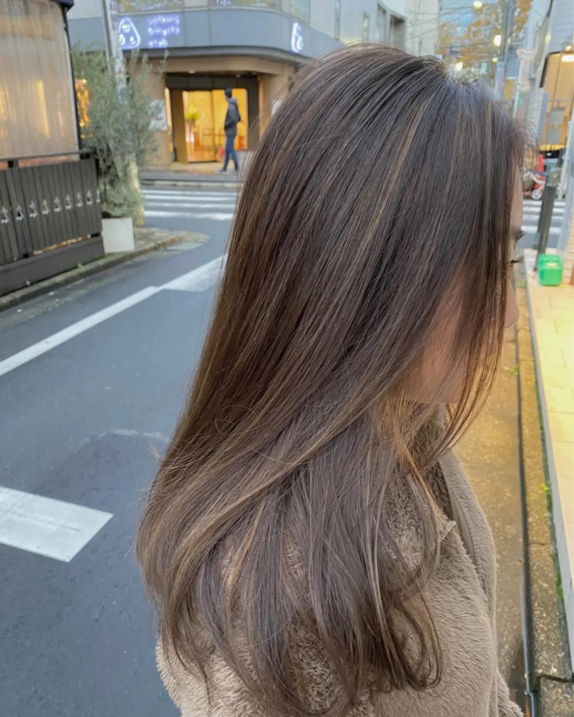 ロング カラー 透明感カラー グレージュ ハイライトカラー ミルクティーグレージュ ハイライト シェアサロン　salowin所属・✨ブリーチなし透明感 カラー🥇ユースケのヘアスタイル