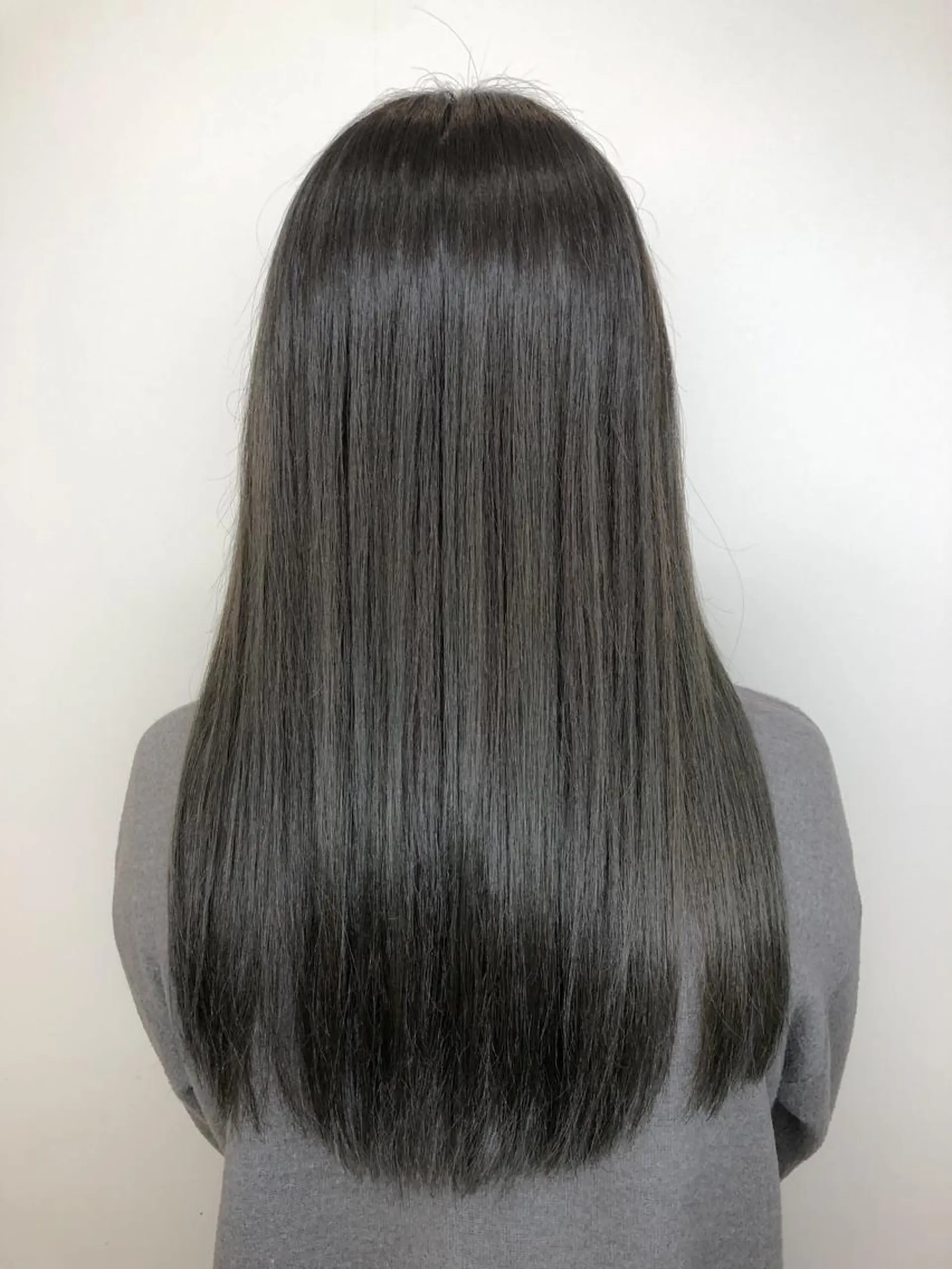 セミロング カラー グレージュ イルミナカラー オリーブグレージュ オリーブグレー eclair.髪質改善&トリートメント所属・【艶髪、透明感】西村 有司のヘアスタイル