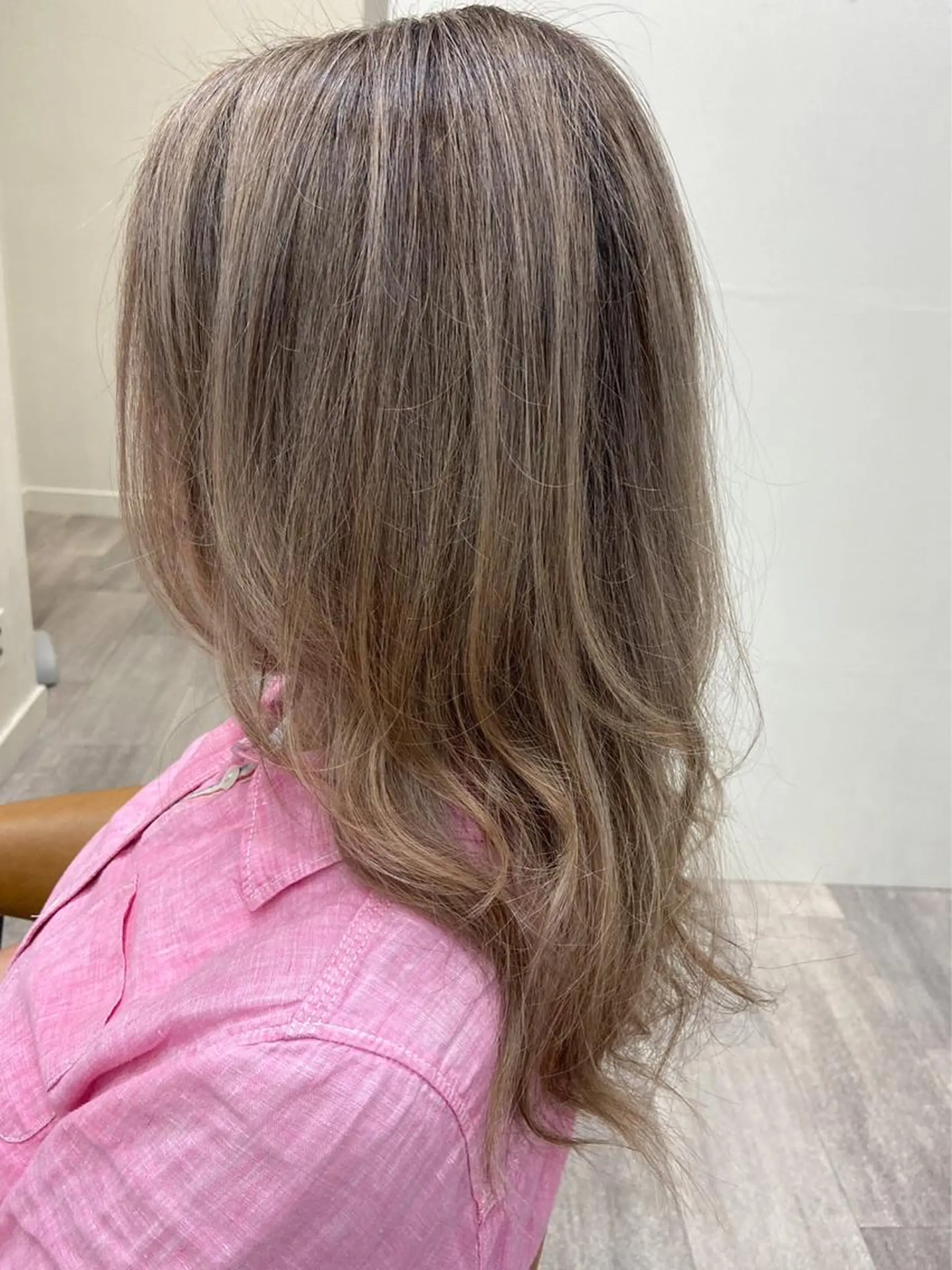 ロング カラー ヘアアレンジ ベージュカラー ブリーチ ホワイトベージュ mugelca e'n所属・ワタナベ リリコのヘアスタイル