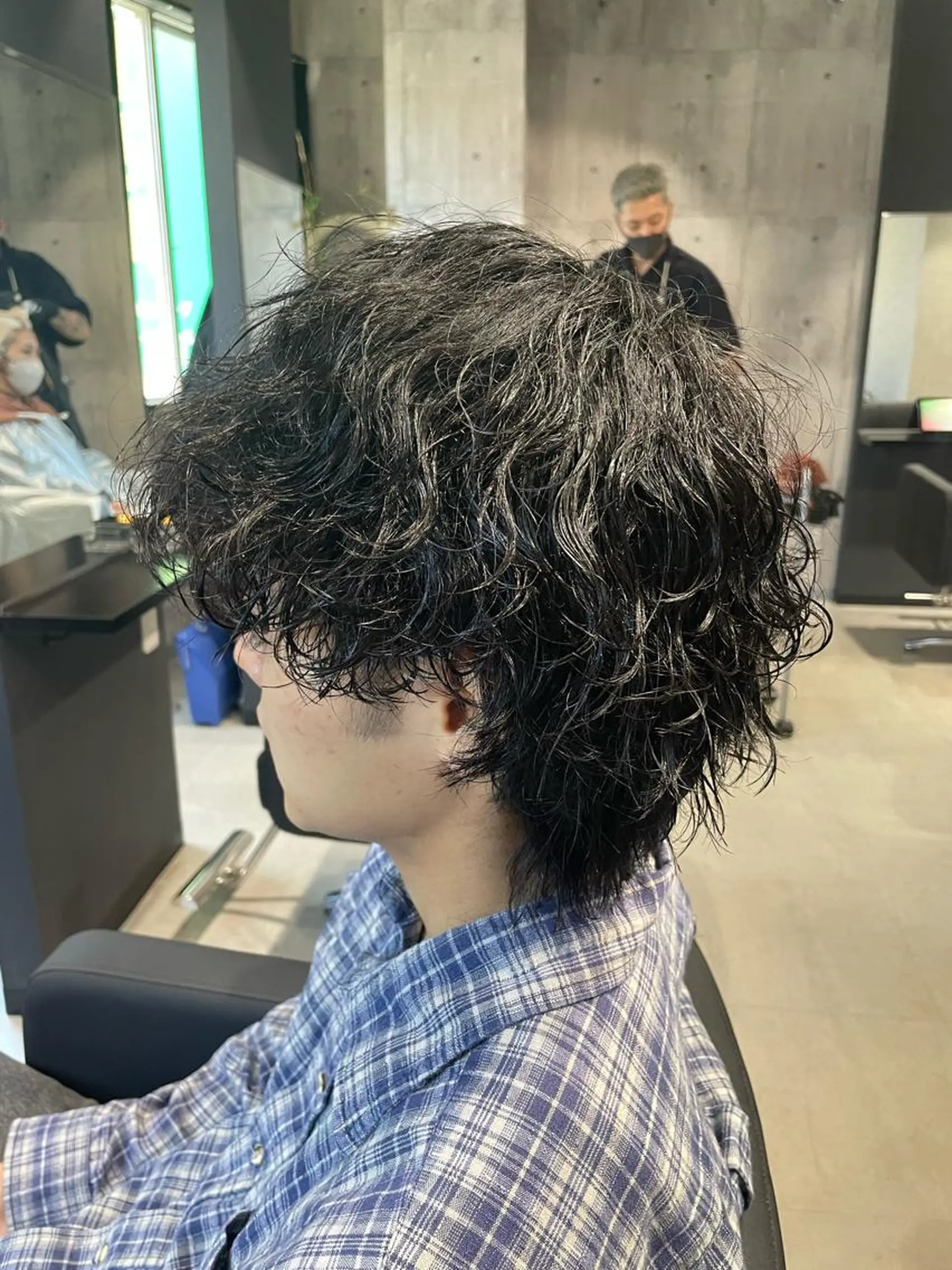 ミディアム カラー パーマ ヘアアレンジ メンズ ミディアムパーマ メンズパーマ 波巻きパーマ _white【京橋店】所属・_WHITE / KENTOのヘアスタイル