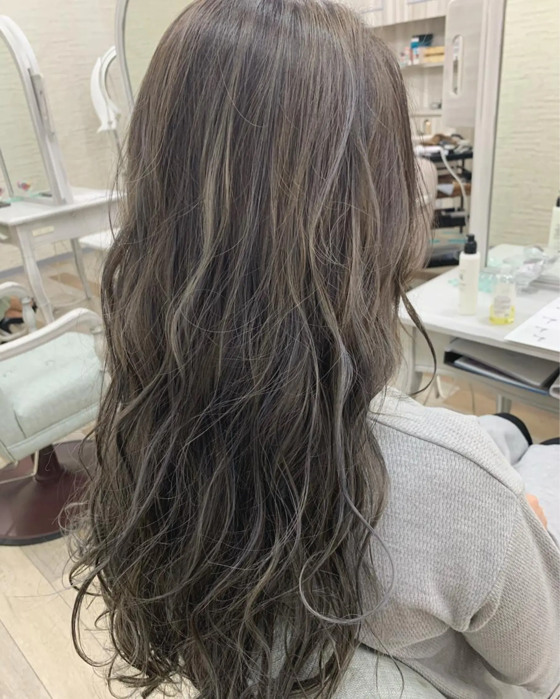 ロング ハイライト 小笠原 菜緒のヘアスタイル