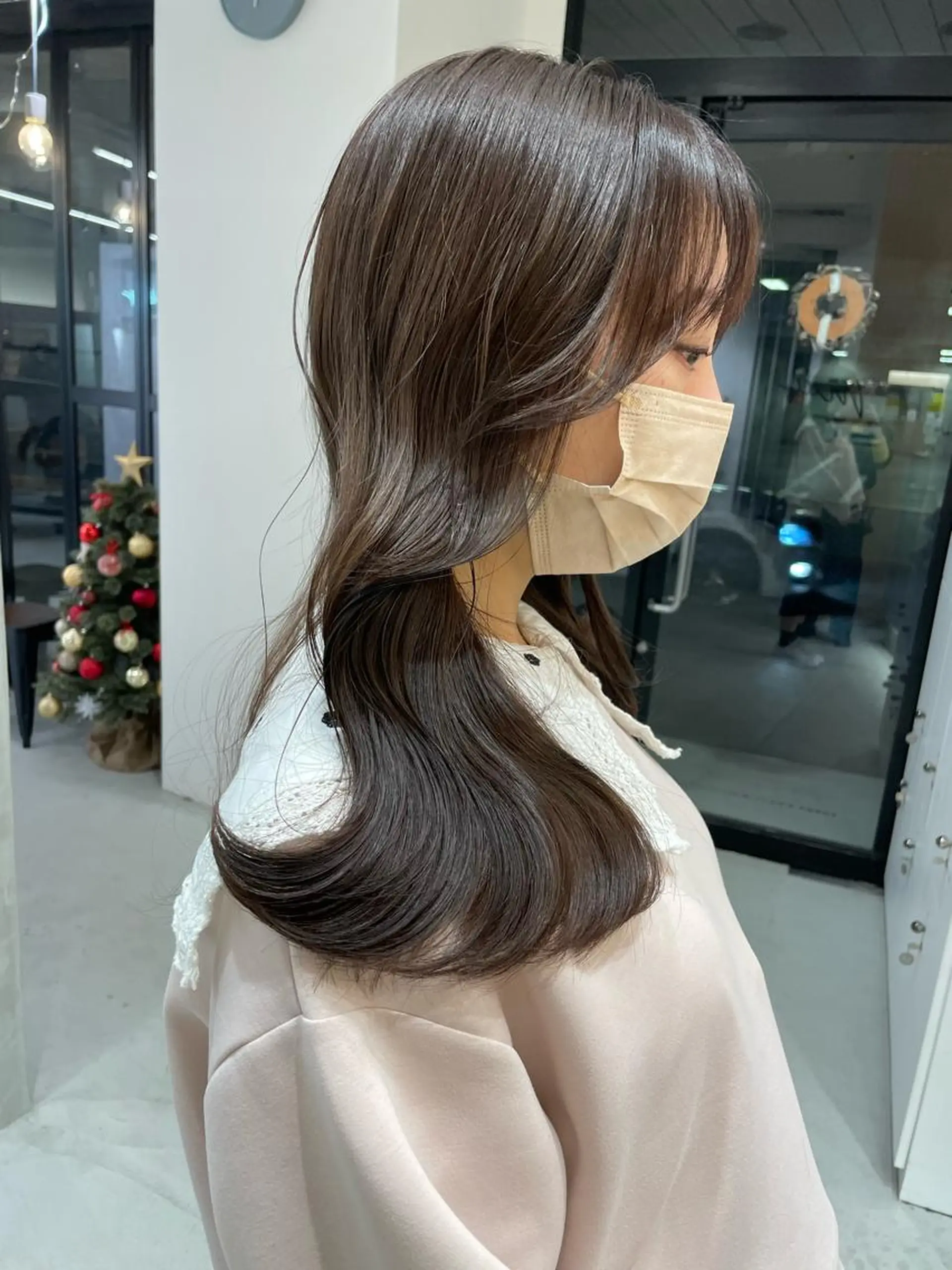 ミディアム カラー 顔まわりレイヤー レイヤーカット カット ヘアカラー 半個室女性salon 🩰Natsumiのヘアスタイル