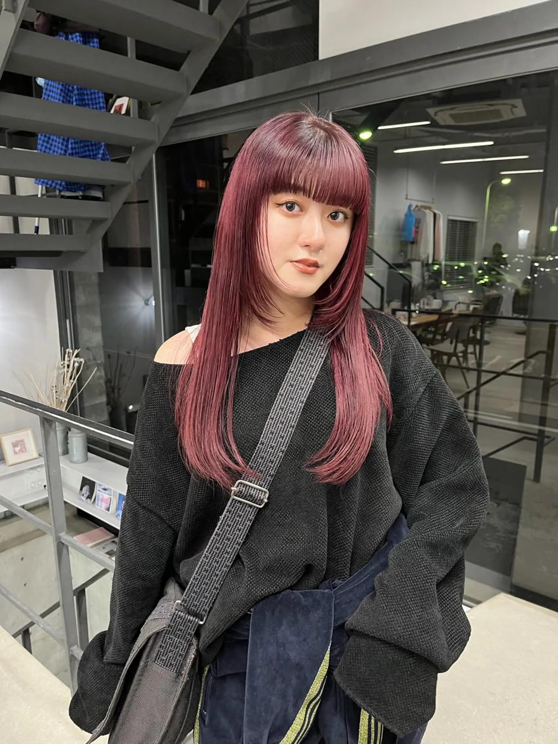 ロング カラー レッドカラー 顔まわりレイヤー 顔周りカット レイヤーカット 山口 モエのヘアスタイル