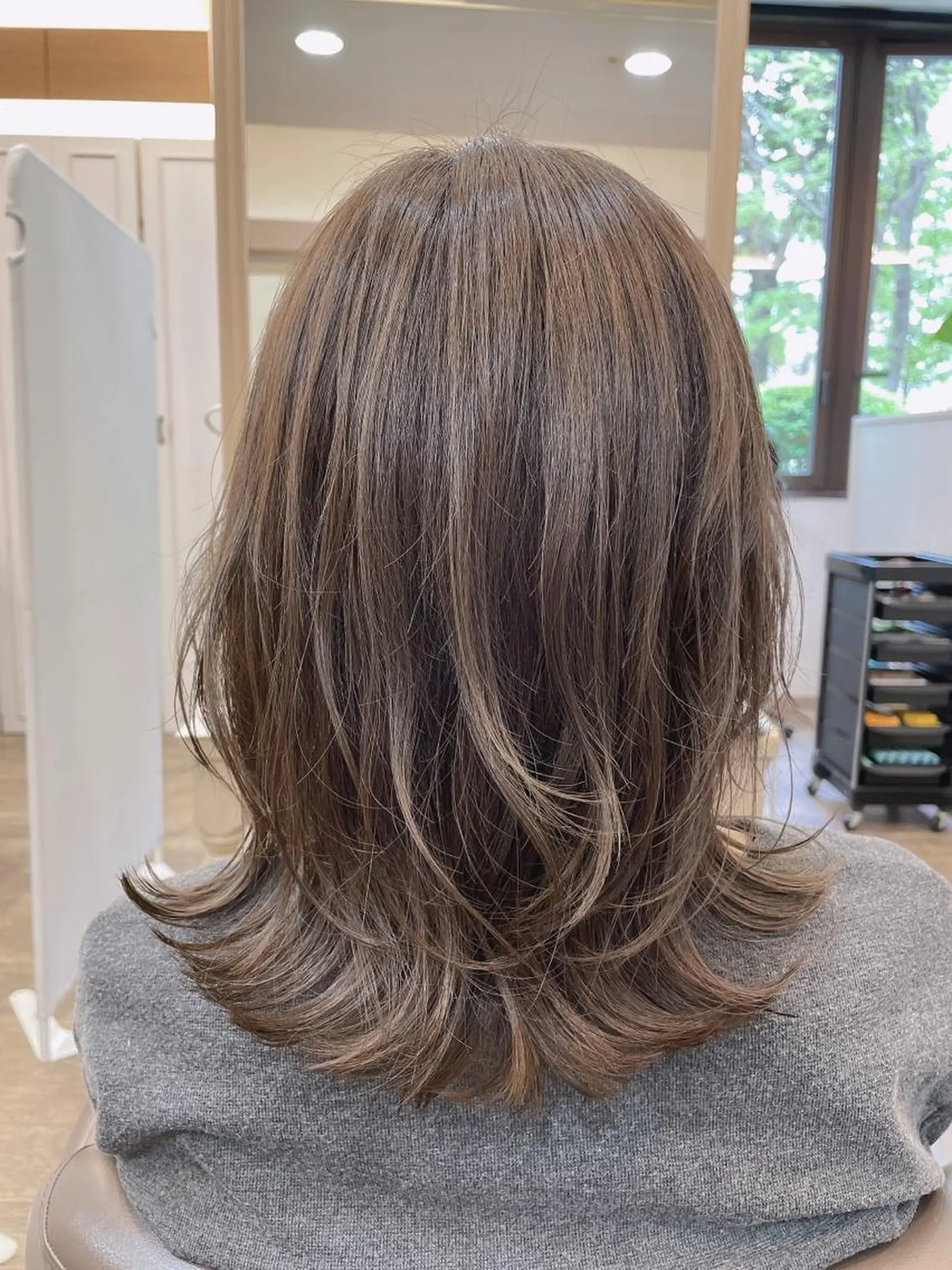 ミディアム カラー グレージュ イルミナカラー くびれヘア くびれレイヤー レイヤーカット カット ヘアカラー 尚平 髪質改善 大人のデザインカラーのその他イメージ