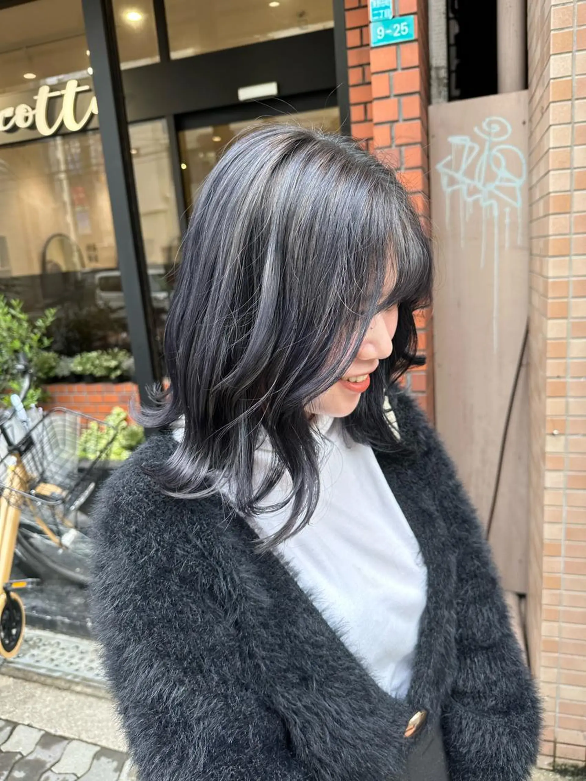 ミディアム カラー ブルーカラー ブルーグレー 上田 紗也のヘアスタイル