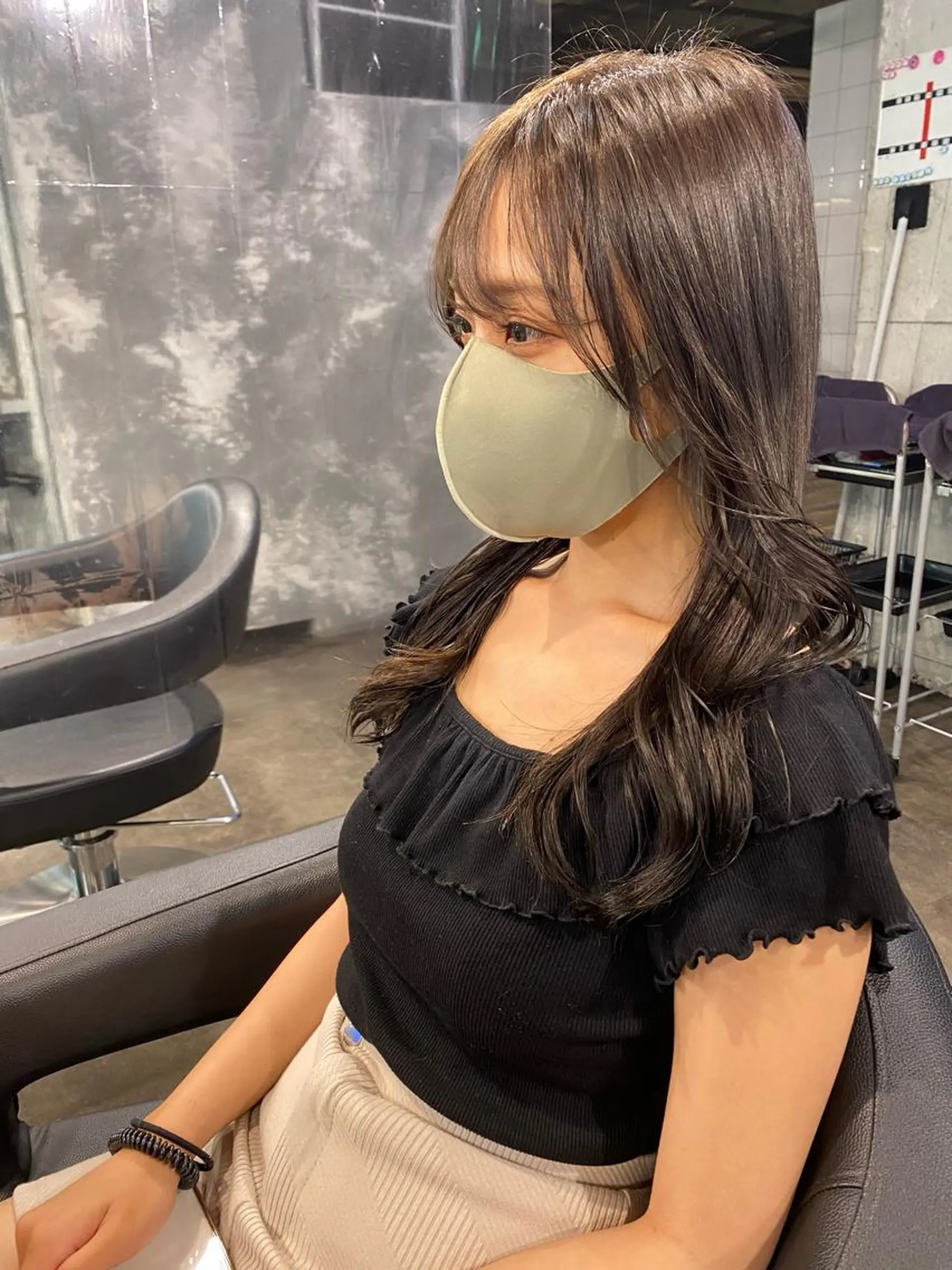 セミロング 韓国ヘア暗髪 ダブルカラーメンズ可のヘアスタイル