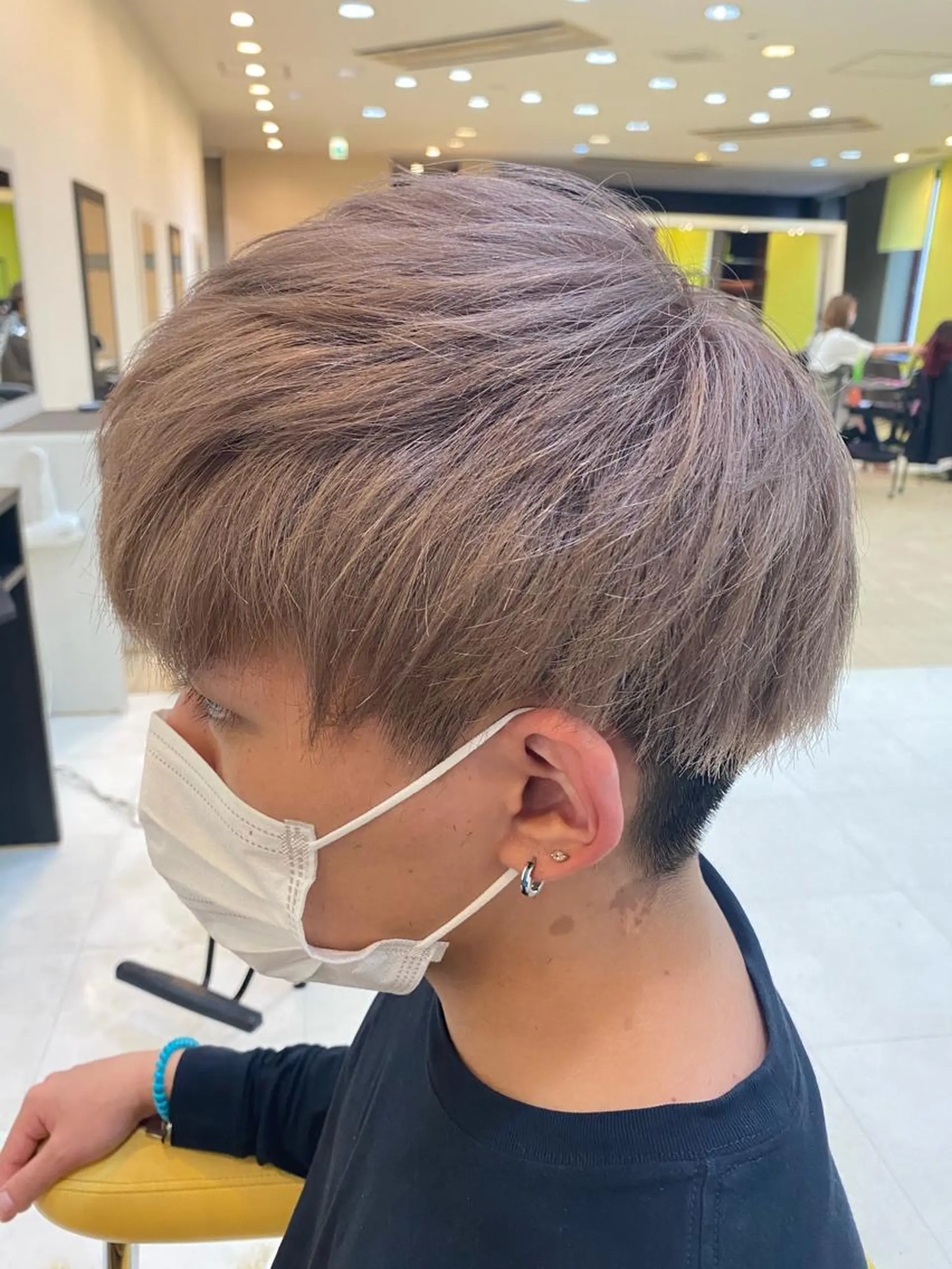 ショート カラー メンズ マッシュ グレージュ カット ヘアカラー トリートメント 三ノ宮フェザーパーマ 蕃本 啓利のヘアスタイル