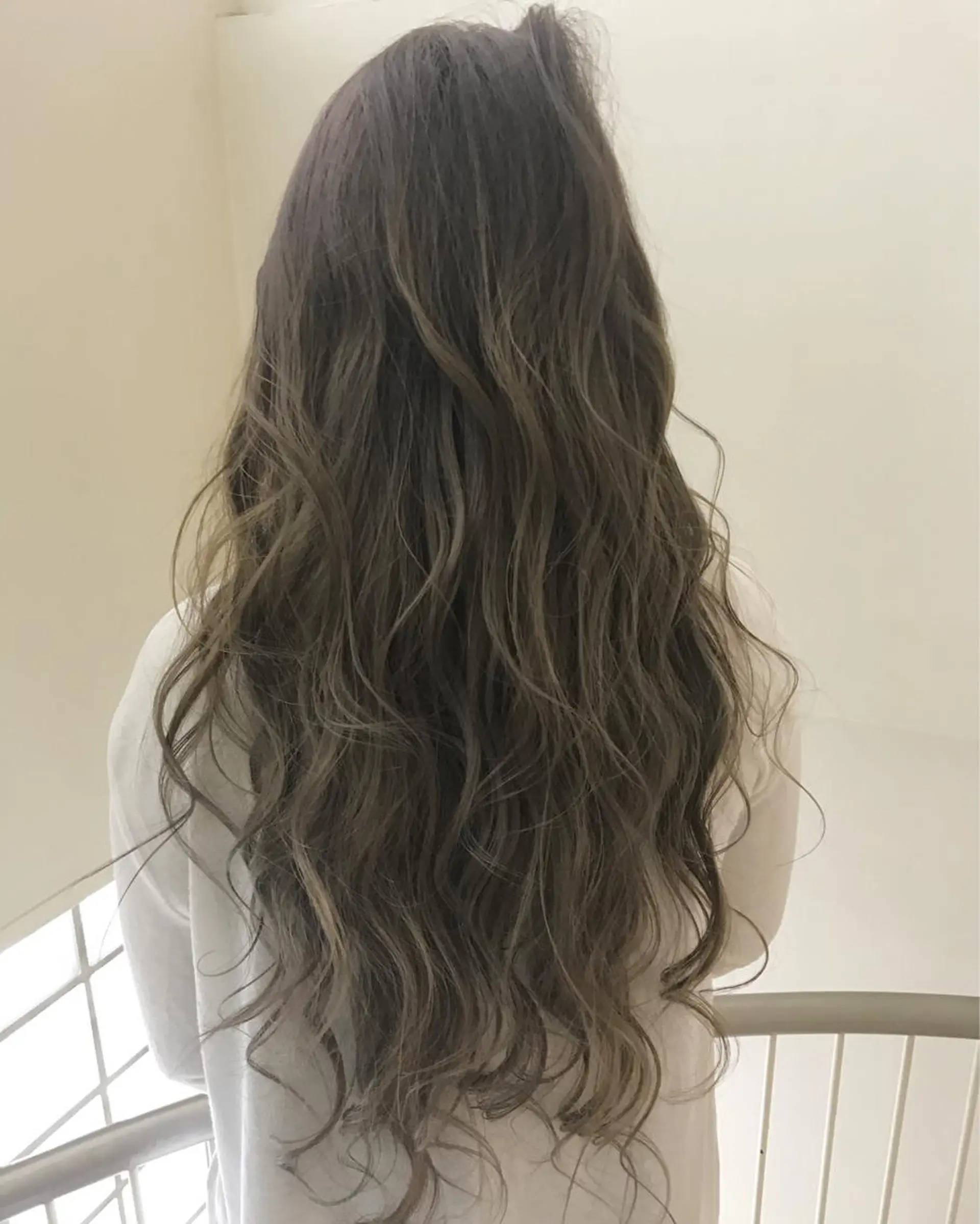 ロング カラー グラデーションカラー グレージュ ハイトーンカラー AILEE所属・ウルフカット レイヤーカット上柿のヘアスタイル