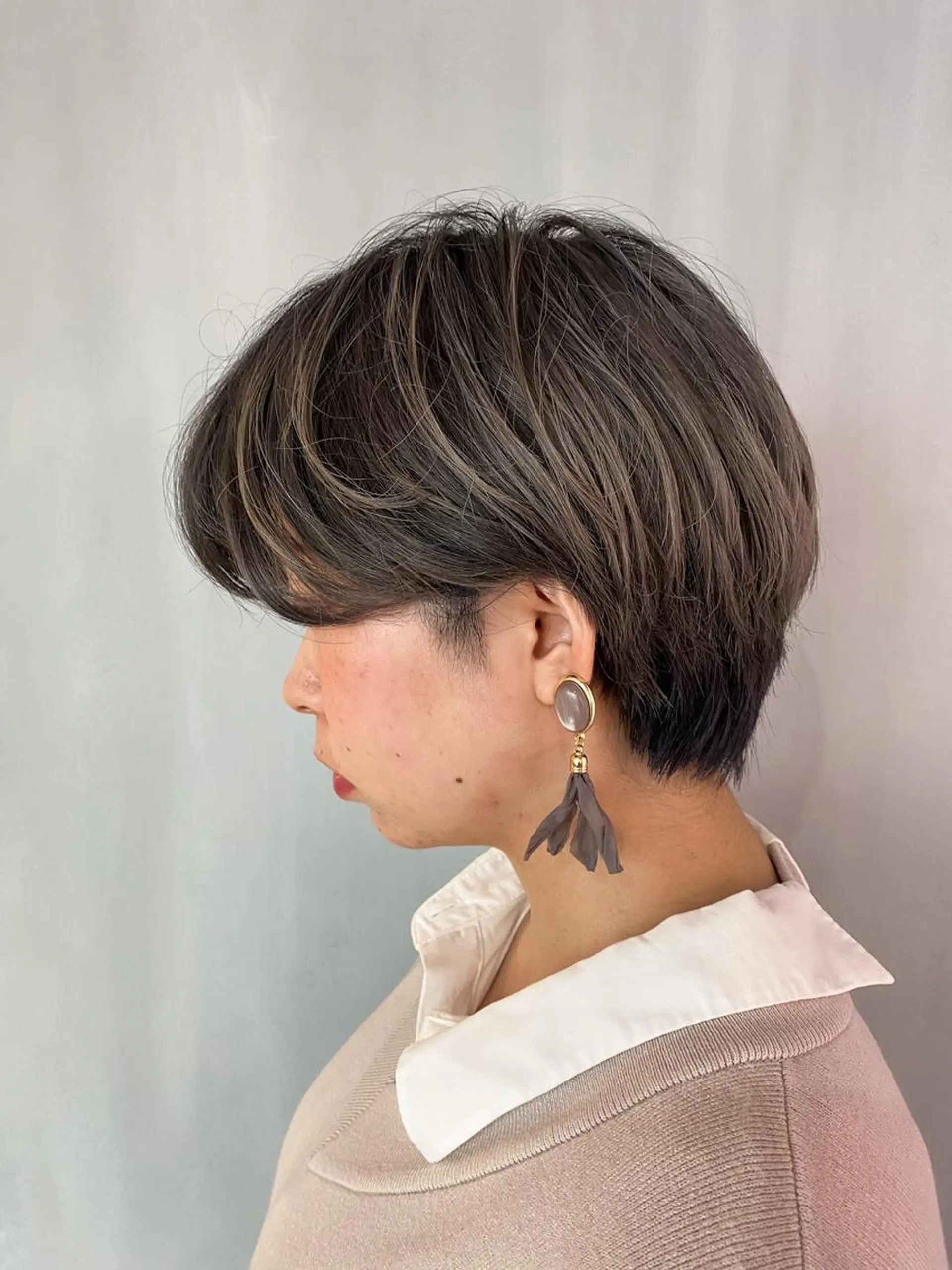 ショート ハンサムショート ハイライト ショートヘア カット ヘアカラー トリートメント オーストヘアージジ所属・TAI透明カラー 柔らかい縮毛矯正のヘアスタイル