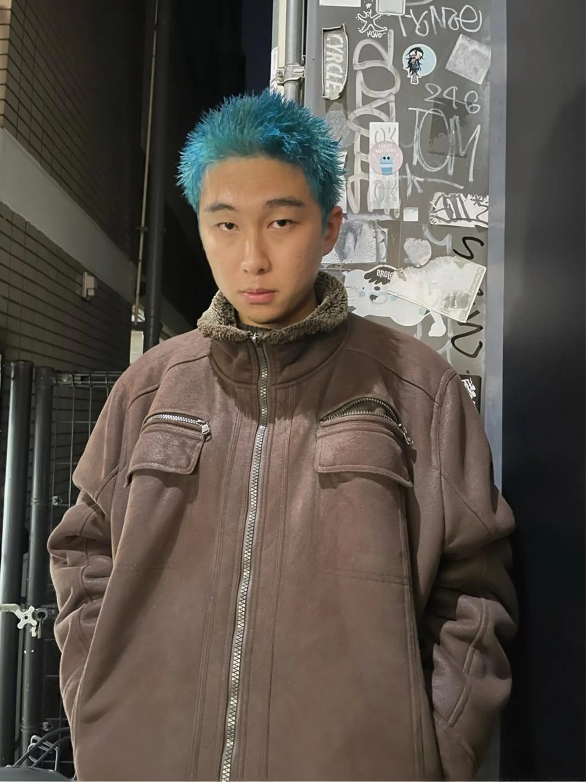 ショート カラー メンズ メンズバレイヤージュ メンズブリーチ センターパート フェードカット メンズハイライト カット ヘアカラー トリートメント スパイラルパーマ 🌐hina⭐️のヘアスタイル