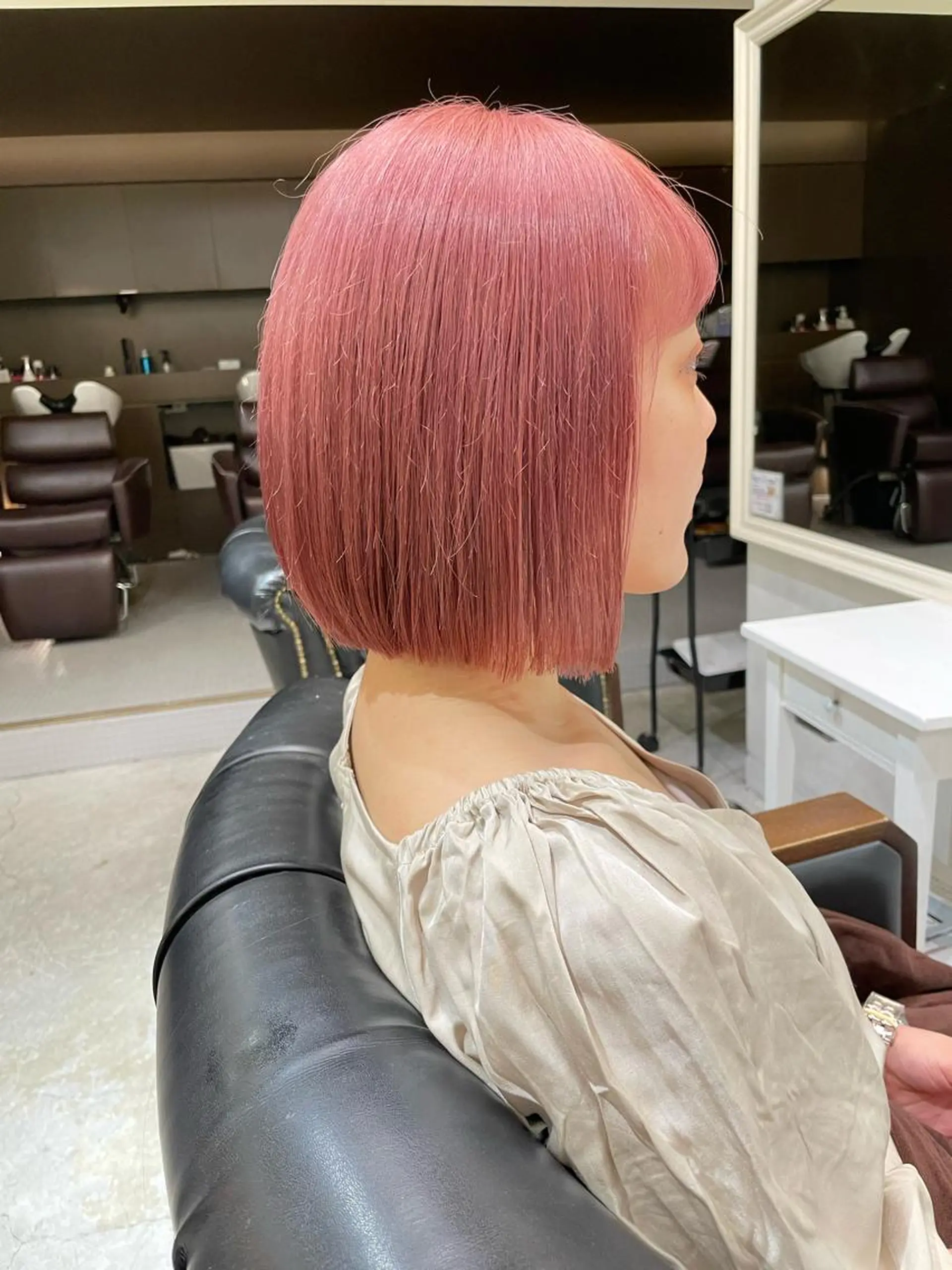 ショート カラー ブリーチ ピンクカラー ぱつっとボブ 古家 佑真のヘアスタイル