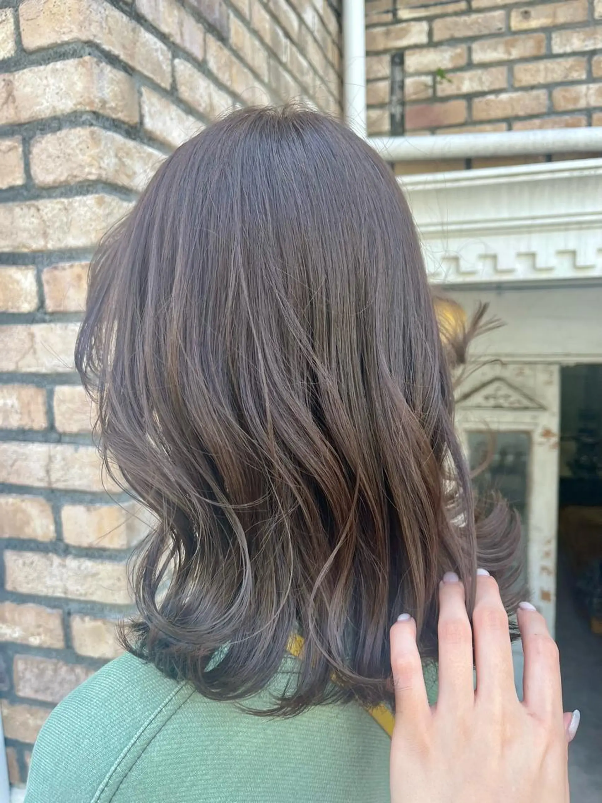 ロング カラー ヘアアレンジ ベージュカラー ブリーチ グレージュ ミルクティーベージュ ミルクティーグレージュ ヘアカラー トリートメント ベージュ/グレージュ 🤍奥開梨恵のヘアスタイル