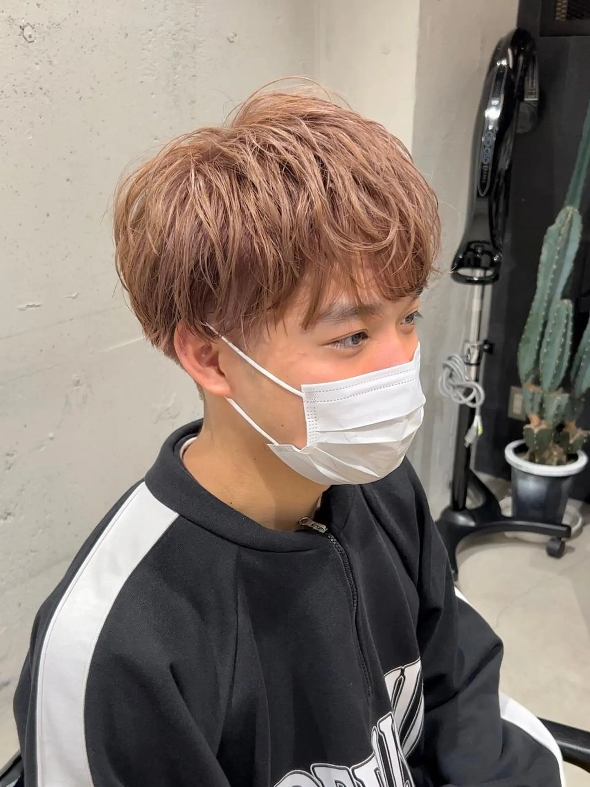 カラー メンズ メンズブリーチ ベージュカラー ブリーチ ミルクティーベージュ カット 古川 晴輝のヘアスタイル