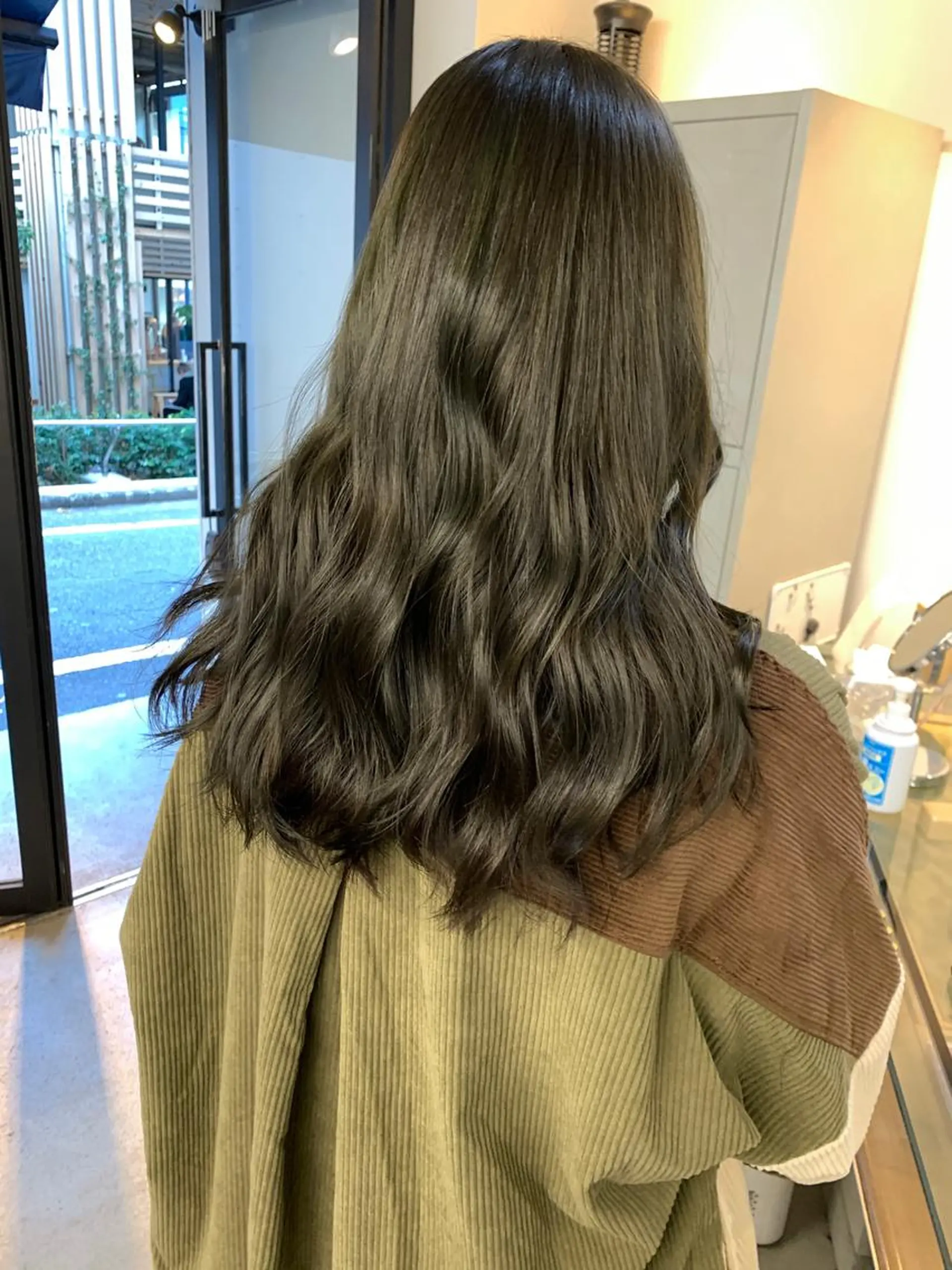 ロング カラー ブリーチ ダブルカラー グレージュ ブリーチなしカラー オリーブグレージュ ヘアカラー トリートメント LEBEN所属・leben serikaのヘアスタイル