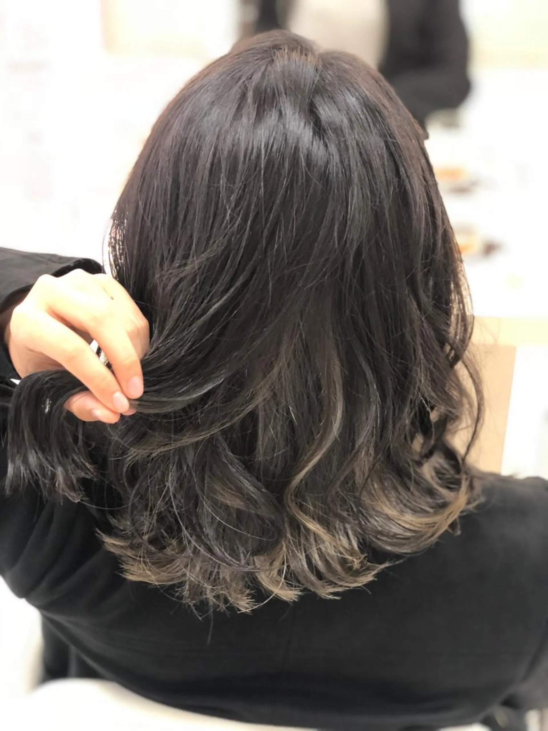 セミロング カラー ハイトーンカラー インナーカラー シルバー 💙髪質改善 💙和田💙のヘアスタイル