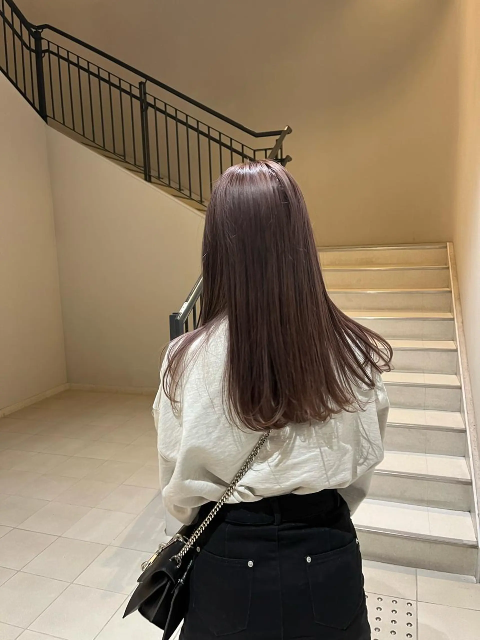 カラー グレージュ パープルグレージュ シルエット所属・シルエット Reinaのヘアスタイル