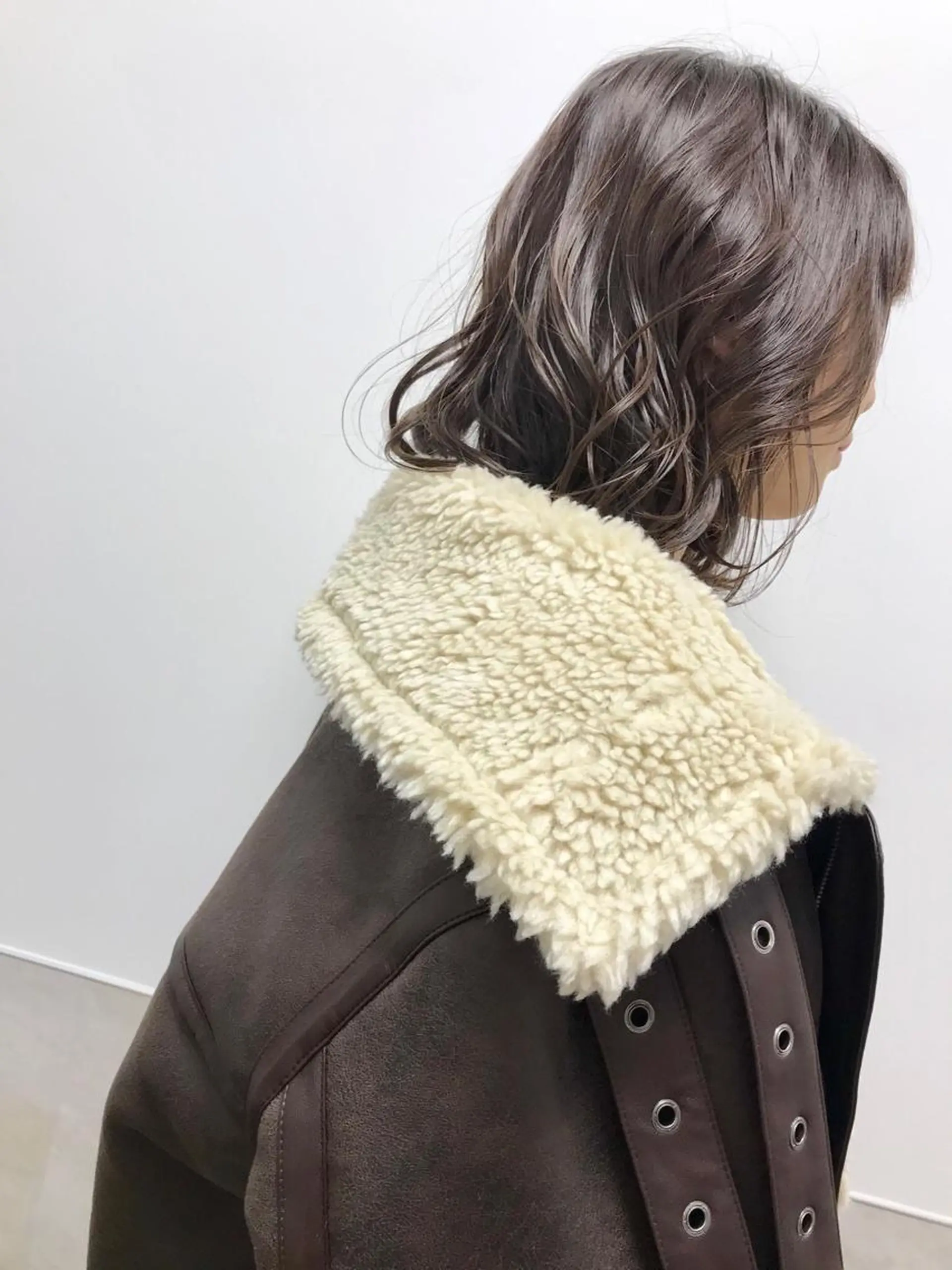 ミディアム カラー アッシュ ベージュカラー HARUNA🤍 色持ち良いツヤ髪のヘアスタイル