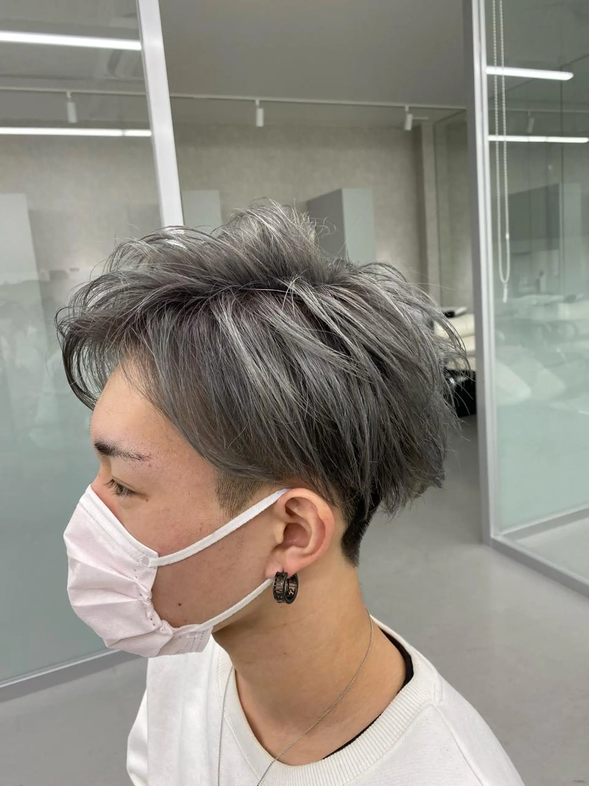 ショート カラー メンズ メンズブリーチ ブリーチ シルバー 小岸 竜のヘアスタイル
