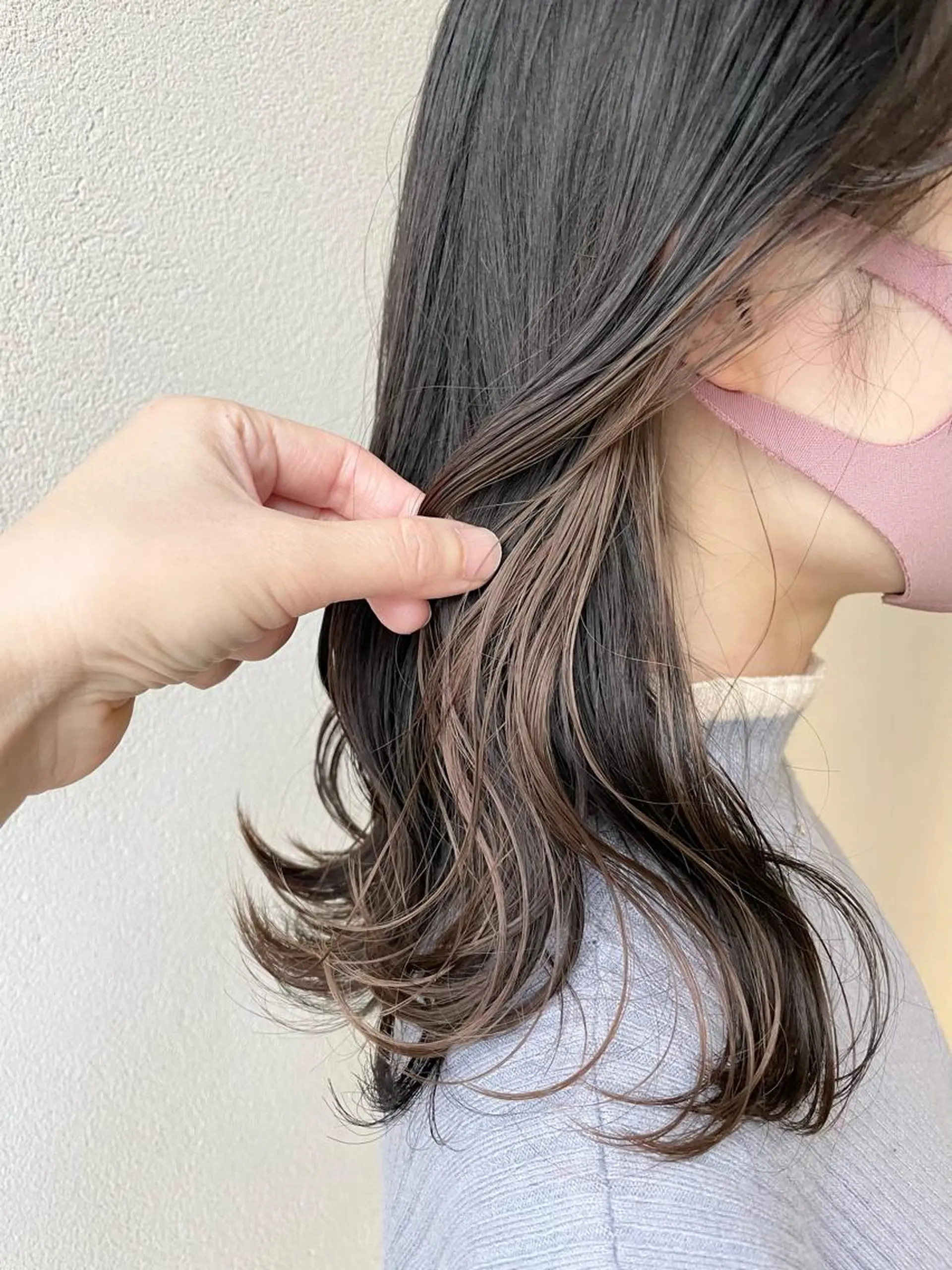 セミロング カラー アッシュ アッシュグレー アッシュグレージュ ブリーチ イヤリングカラー 沢田 瞳のヘアスタイル