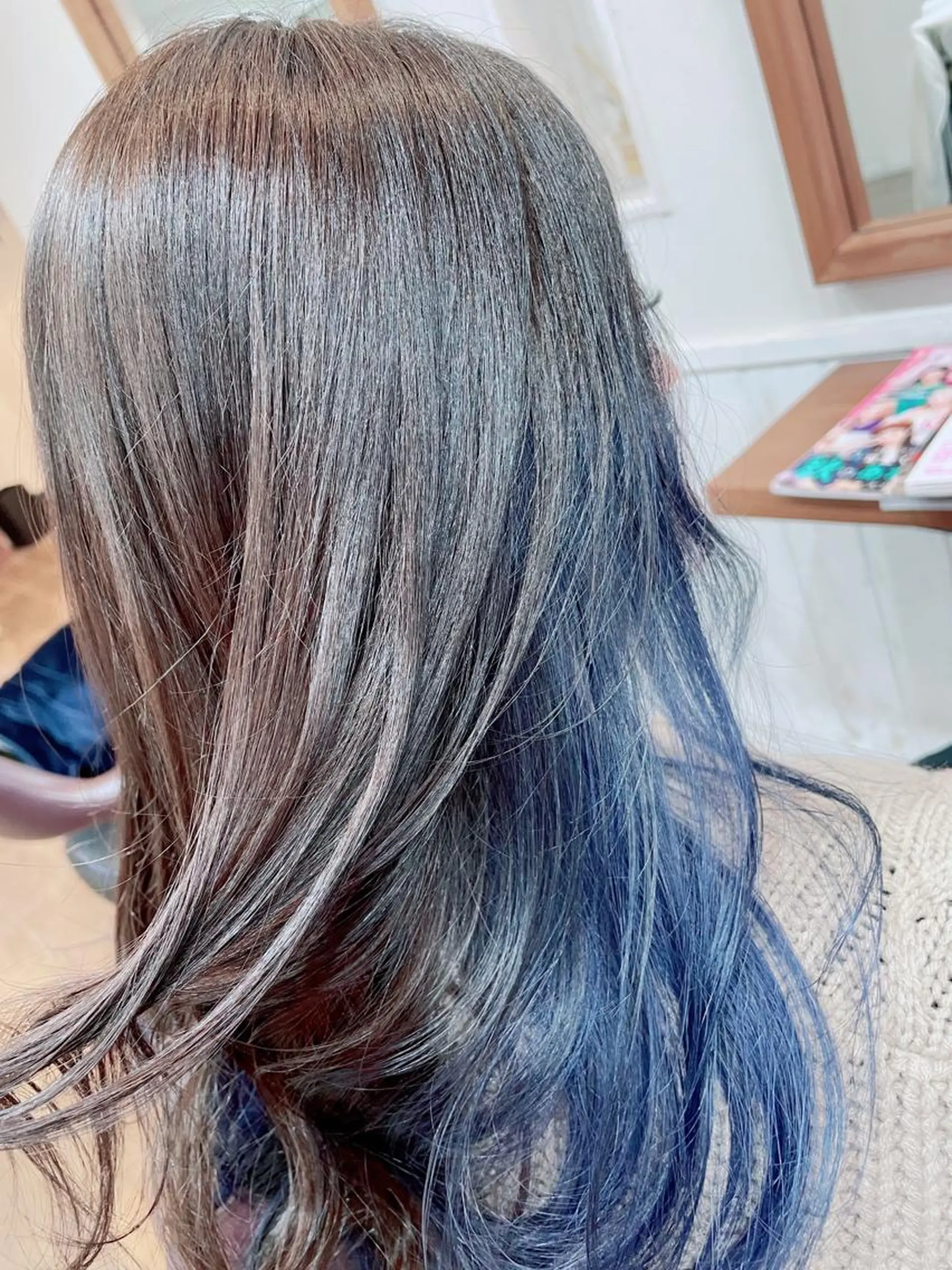 セミロング カラー 塩崎 明菜のヘアスタイル