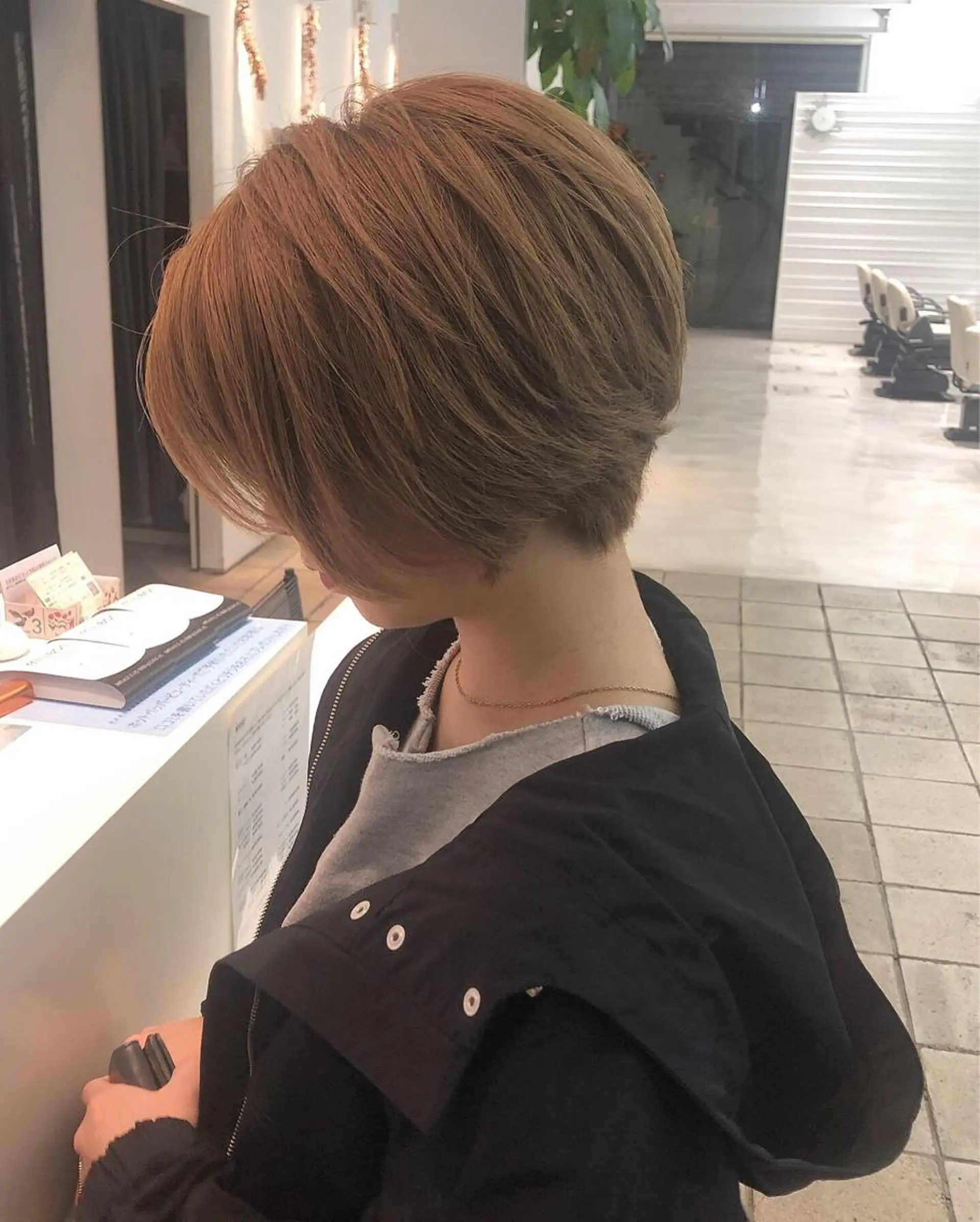 ショート カラー ベージュカラー かきあげバング ショートヘア 尾島 光季のヘアスタイル