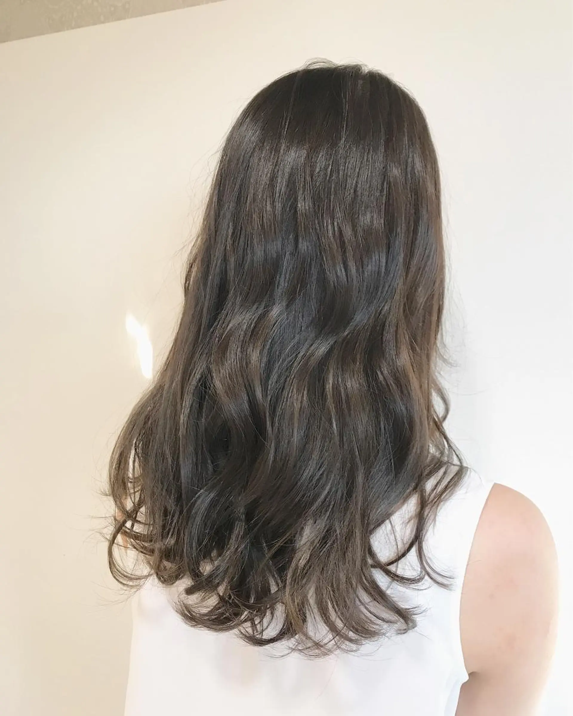 ロング カラー グレージュ イルミナカラー ヘアカラー トリートメント chiyo yasuのヘアスタイル