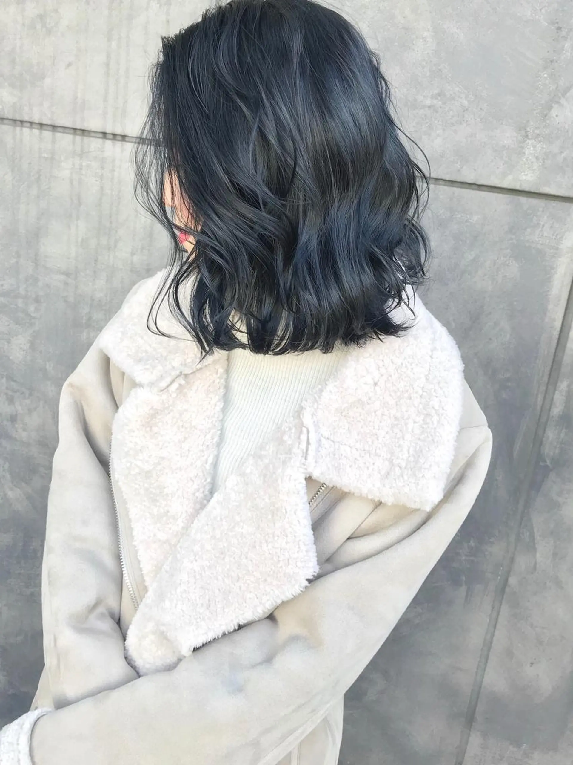 ミディアム カラー ハイライトカラー ネイビーカラー ハイライト TOMOYAレイヤー ブリーチ縮毛矯正のヘアスタイル