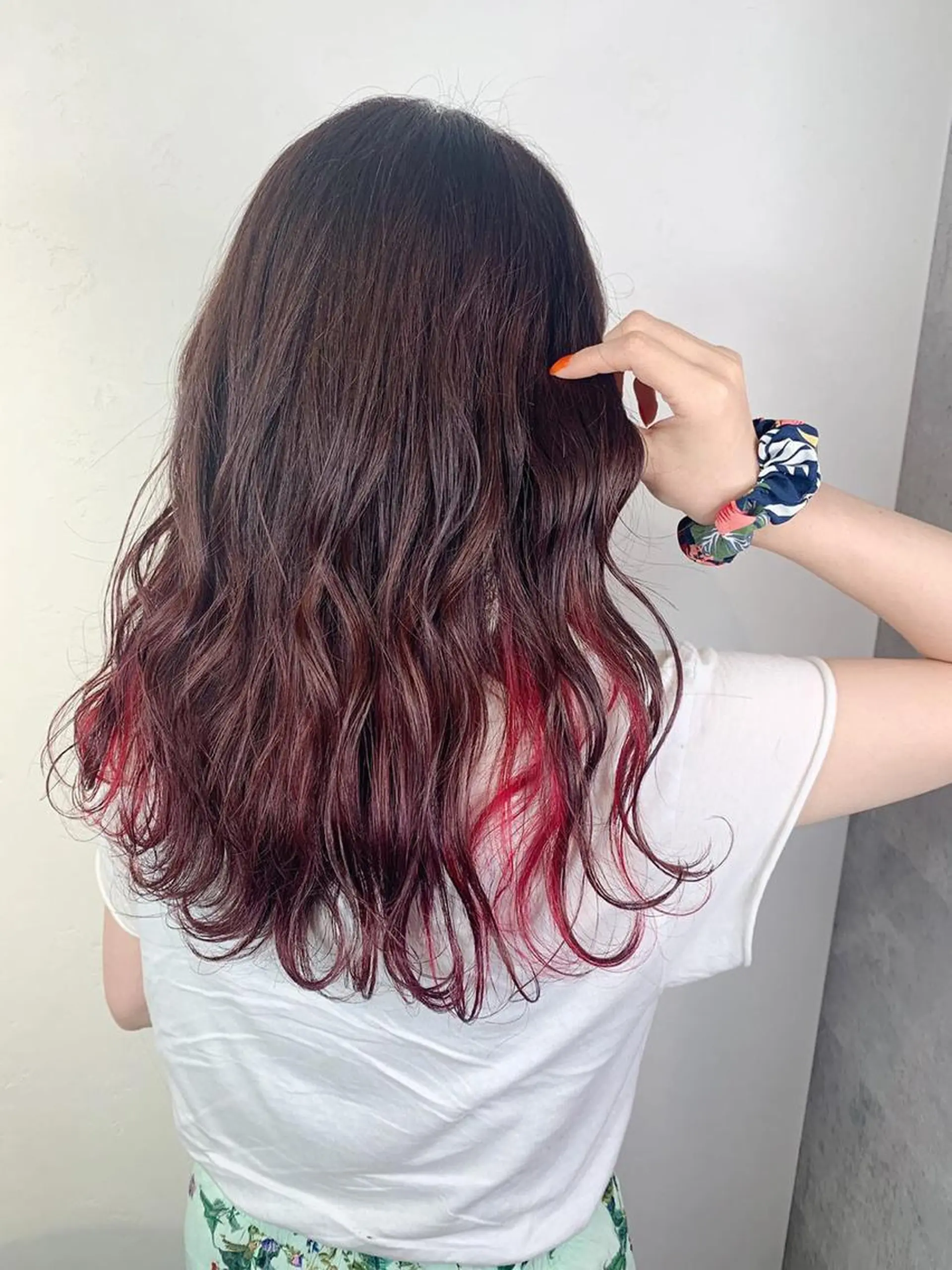 ミディアム カラー パーマ インナーカラー レッドカラー _ WHITE三宮店のヘアスタイル