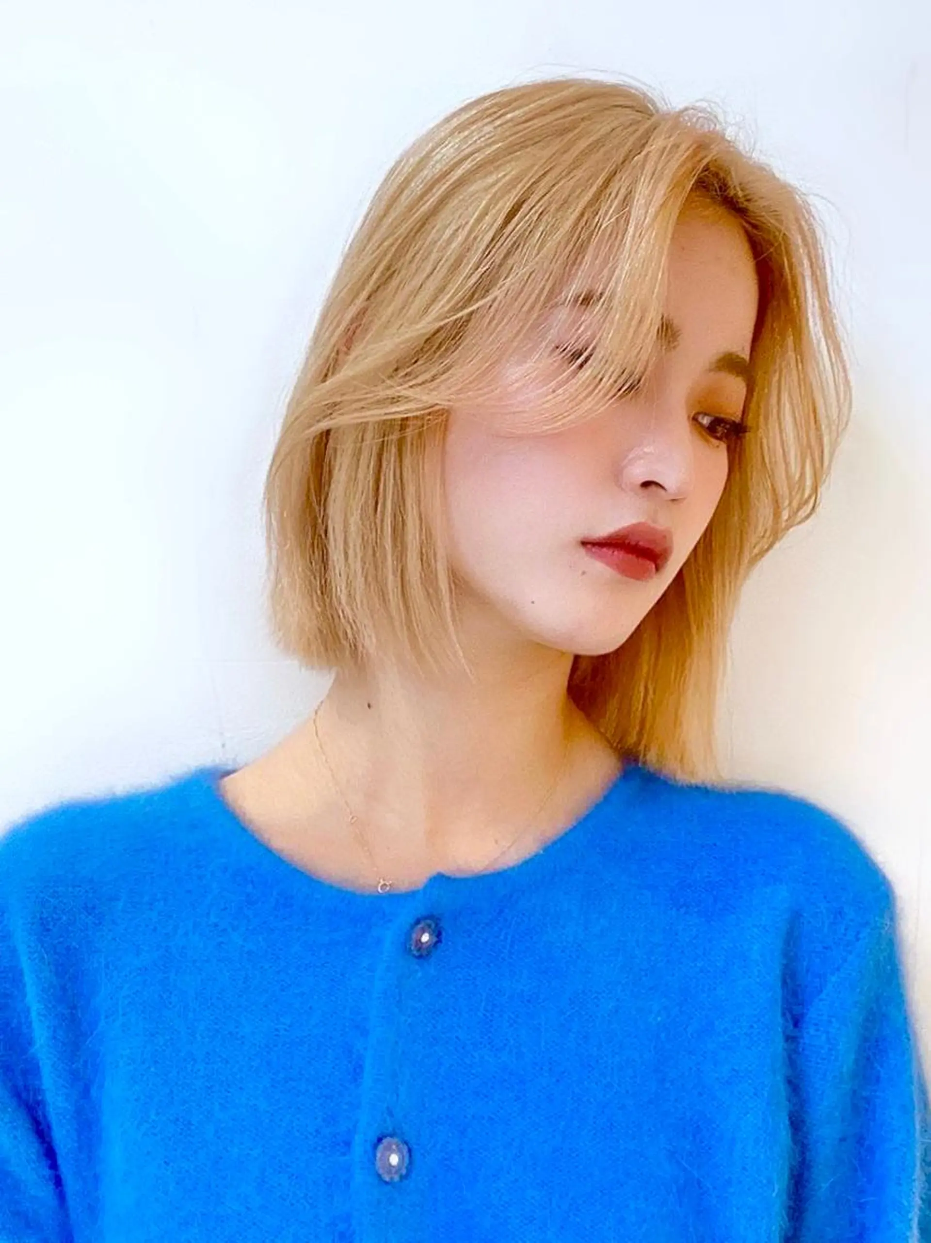 ミディアム カラー 切りっぱなしボブ ベージュカラー ブリーチ グレージュ ボブ カット ヘアカラー トリートメント ニュアンスレイヤー ハイトーンカラーのヘアスタイル