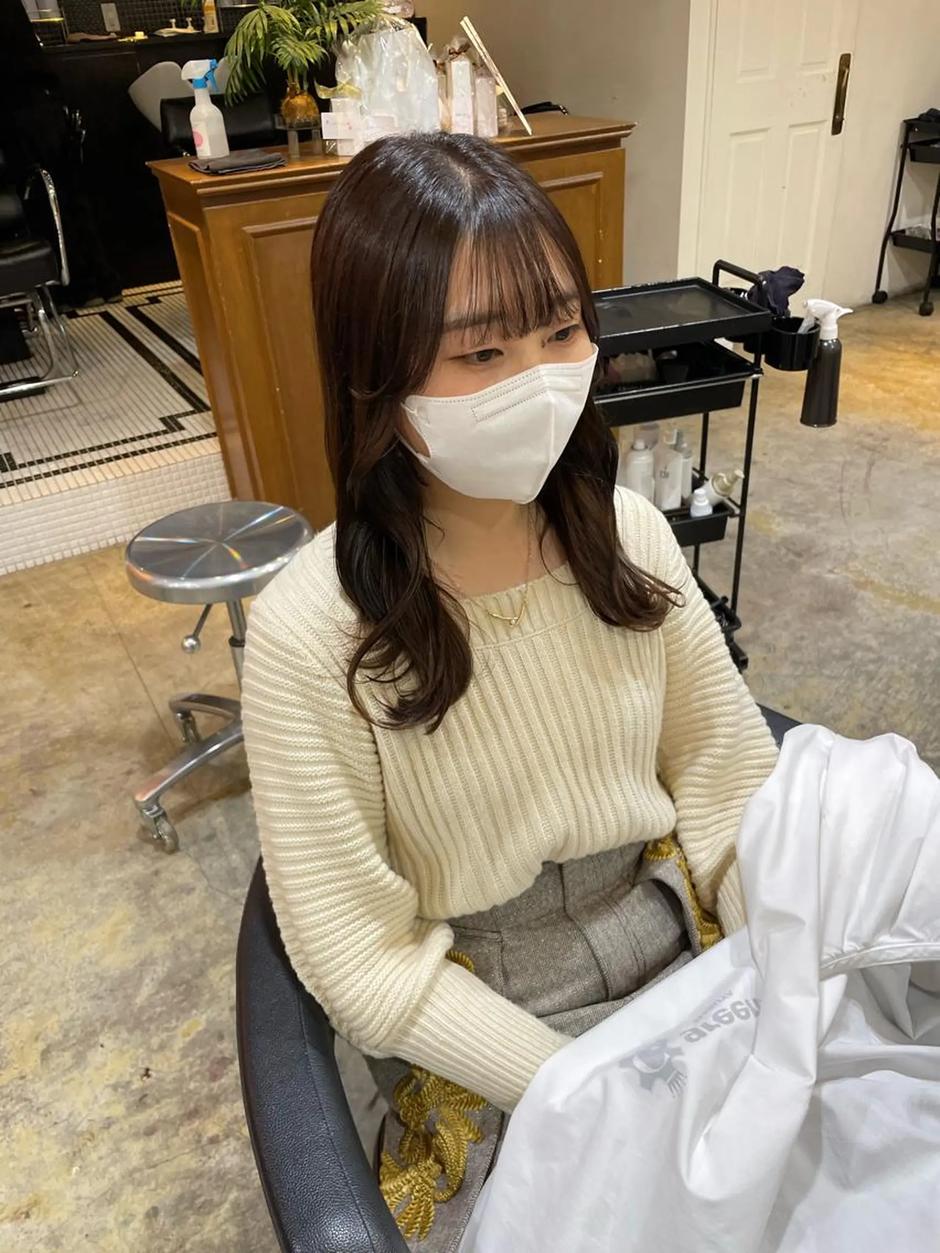 セミロング カラー ベージュカラー オリーブベージュ カット ヘアカラー トリートメント MIOベージュカラー 柔らかいカラーのヘアスタイル