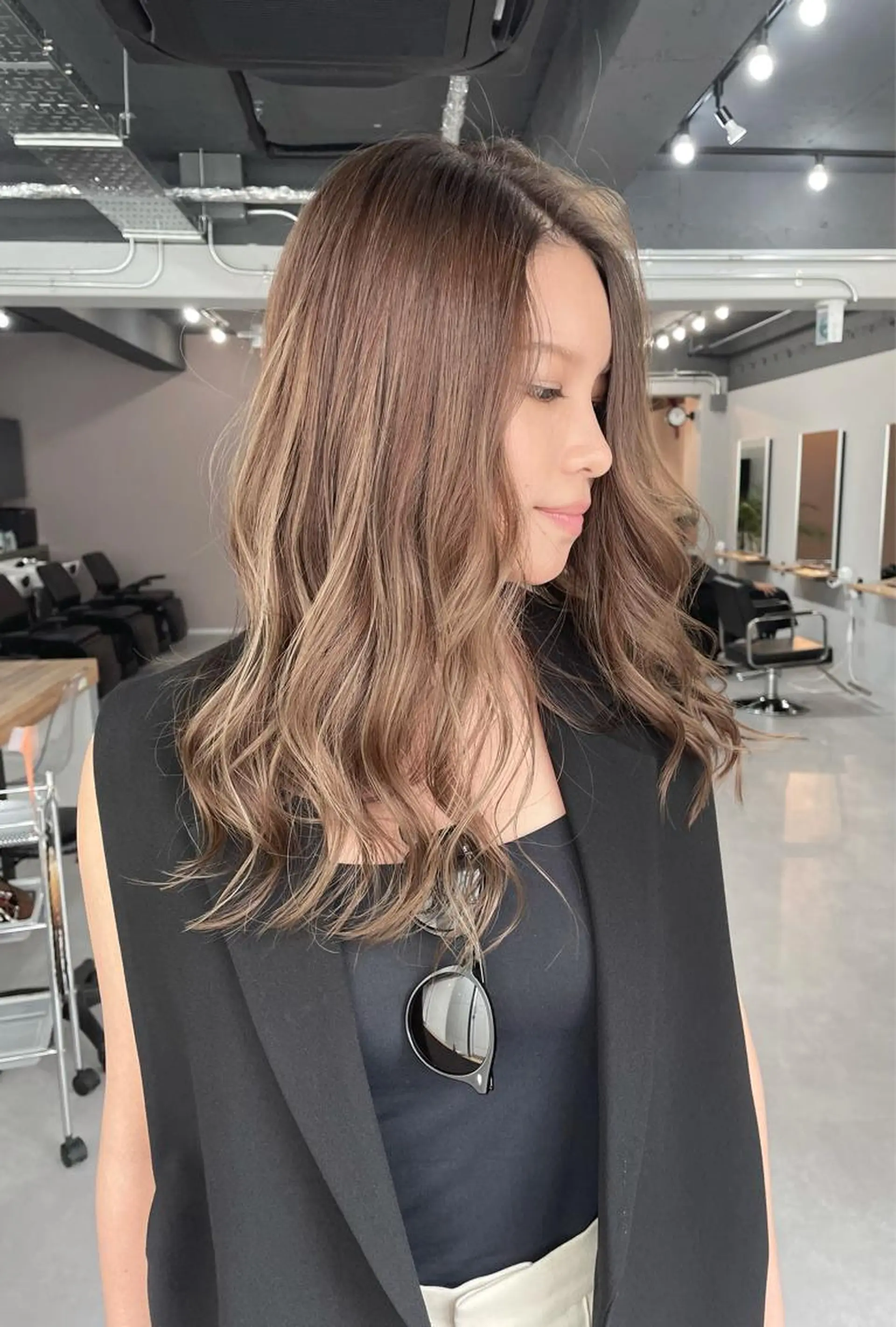 ミディアム カラー ベージュカラー ミルクティーベージュ カット ヘアカラー トリートメント 西村あきや トレンド韓国ヘアのヘアスタイル