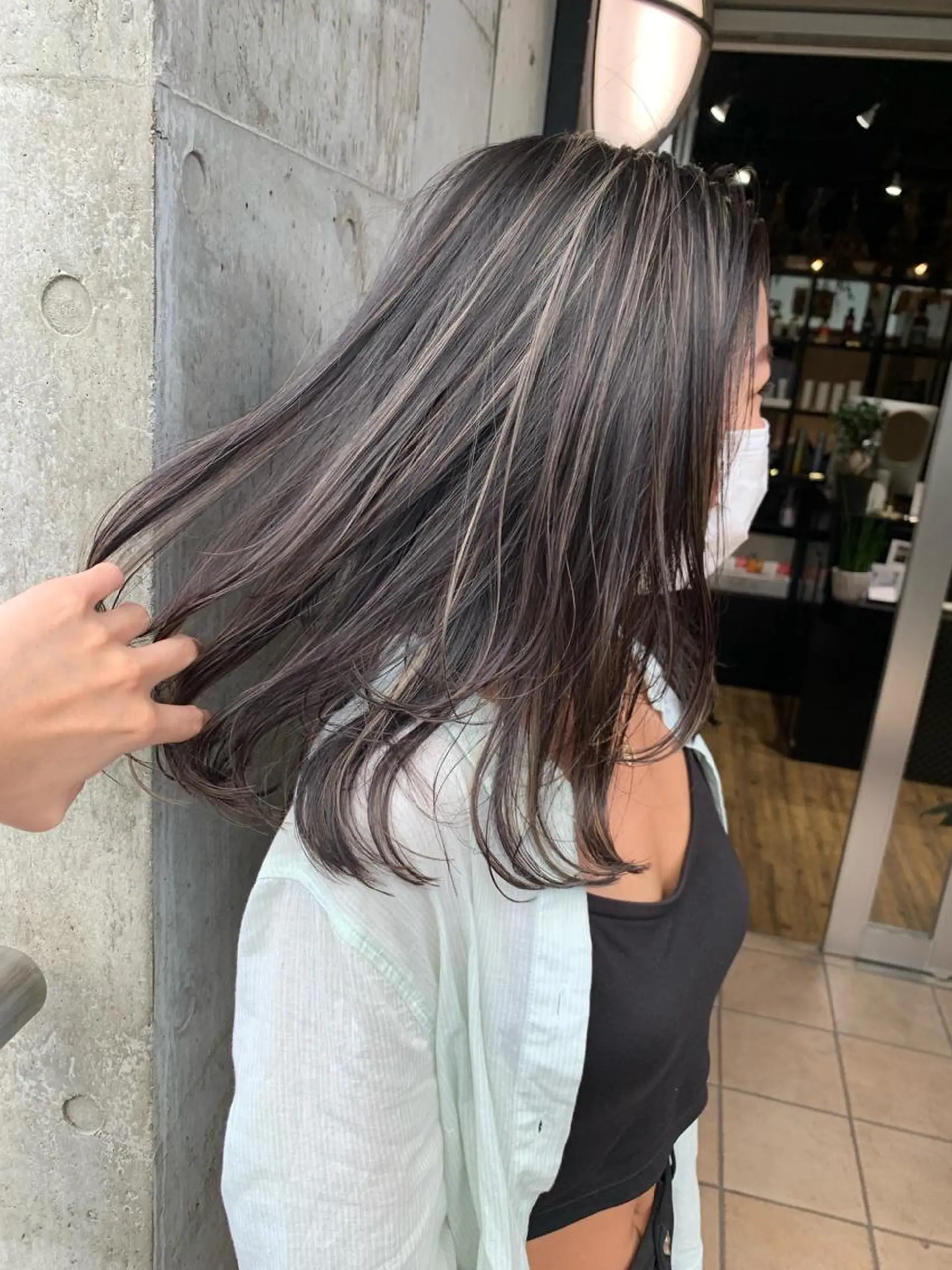 ロング カラー グレージュ ハイライトカラー ハイライト ヘアカラー トリートメント ミルクティーベージュ 🌿店長　清水ひとみのヘアスタイル