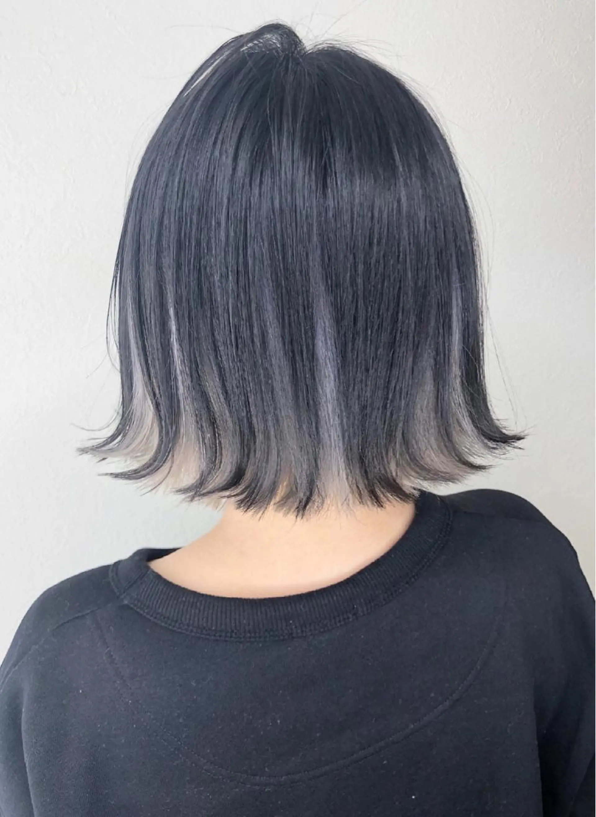 ショート カラー 黒髪 ブリーチ インナーカラー ito. ブリーチ/髪質改善のヘアスタイル