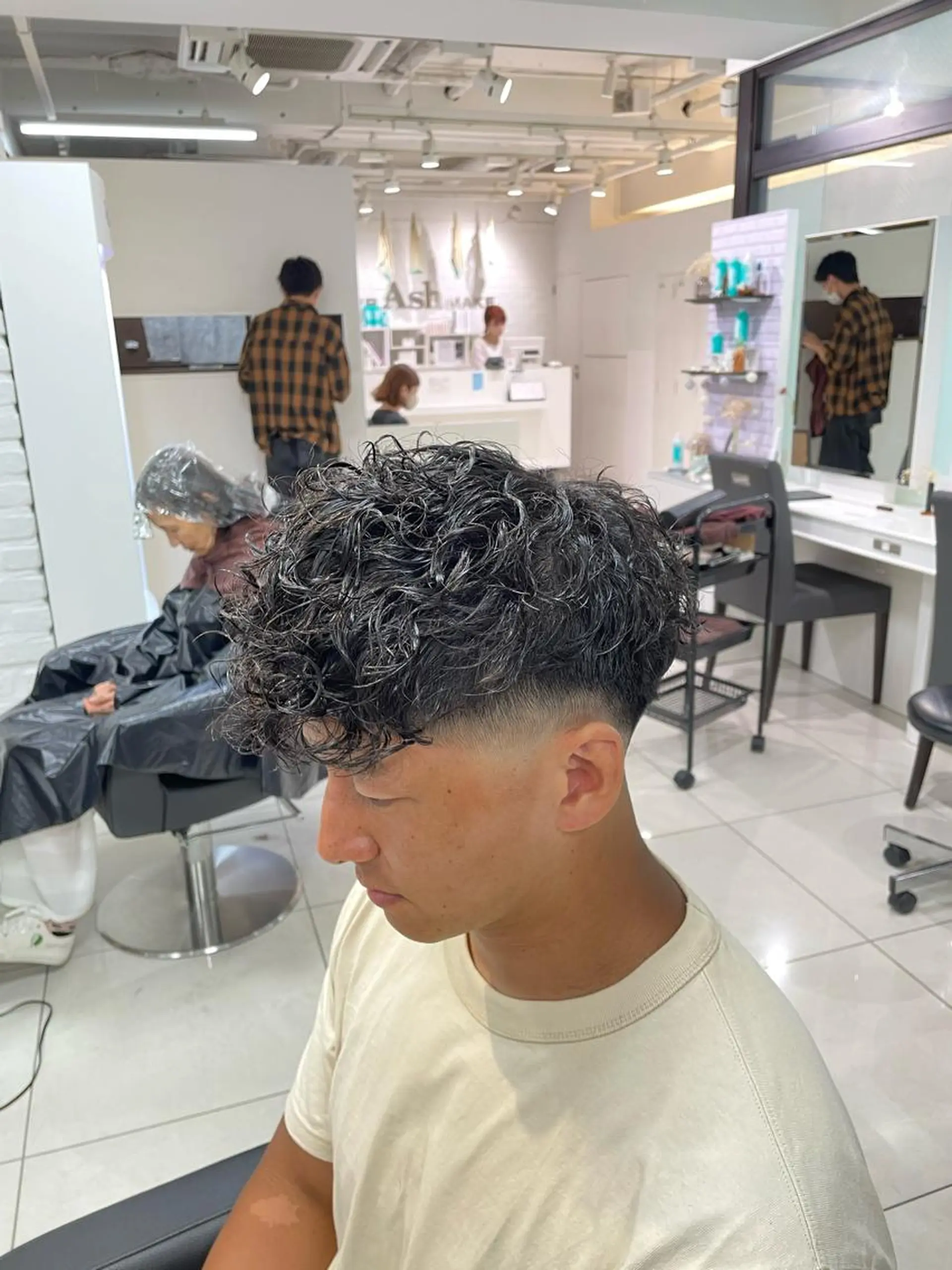 ショート パーマ メンズ フェードカット スペインカール カット パーマ トリートメント フェザーパーマ職人 🪶ryosukeのヘアスタイル