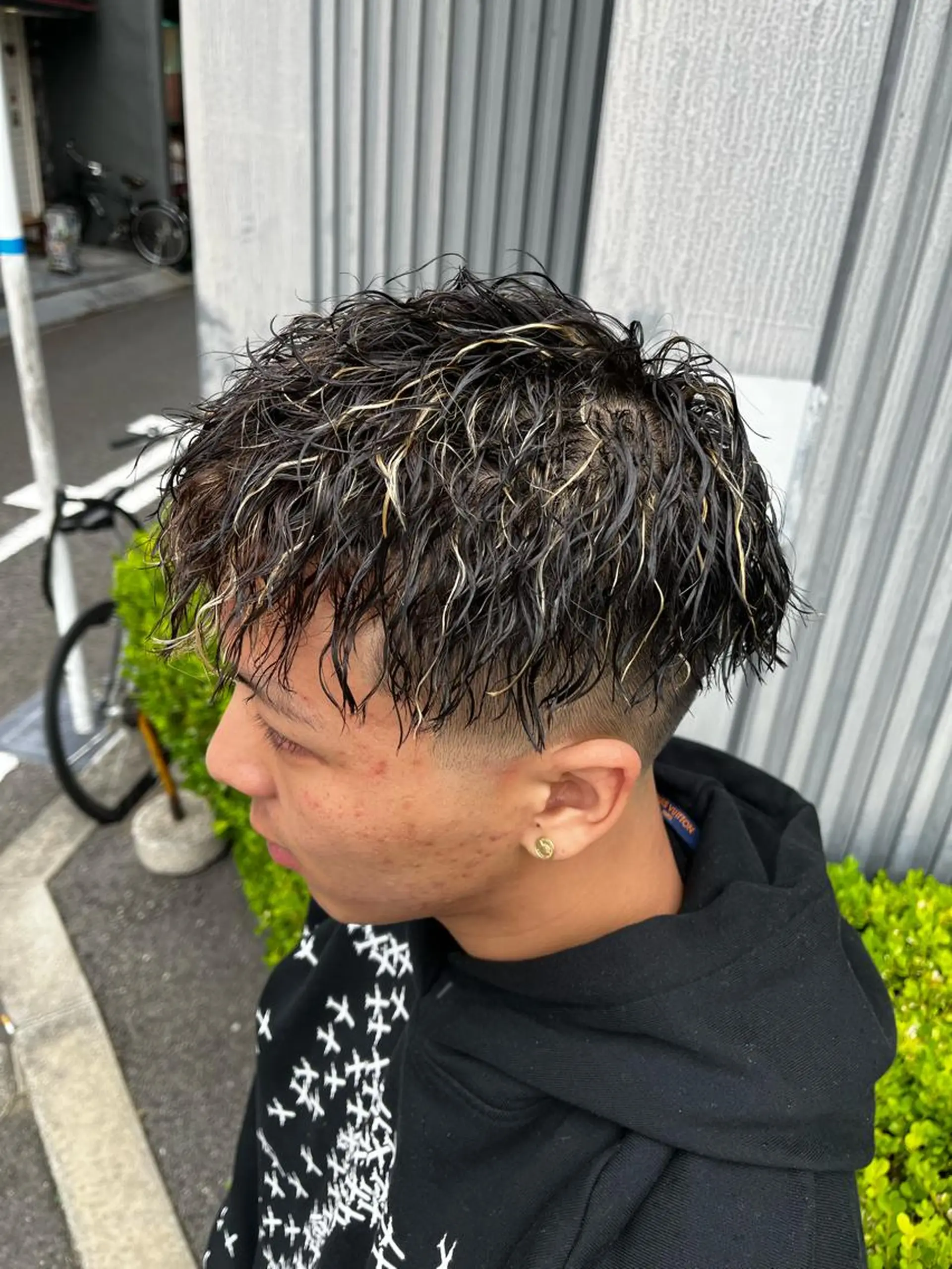 ショート カラー パーマ メンズ フェードカット メンズハイトーン メンズパーマ ハイトーンカラー &CREW スタッフのヘアスタイル