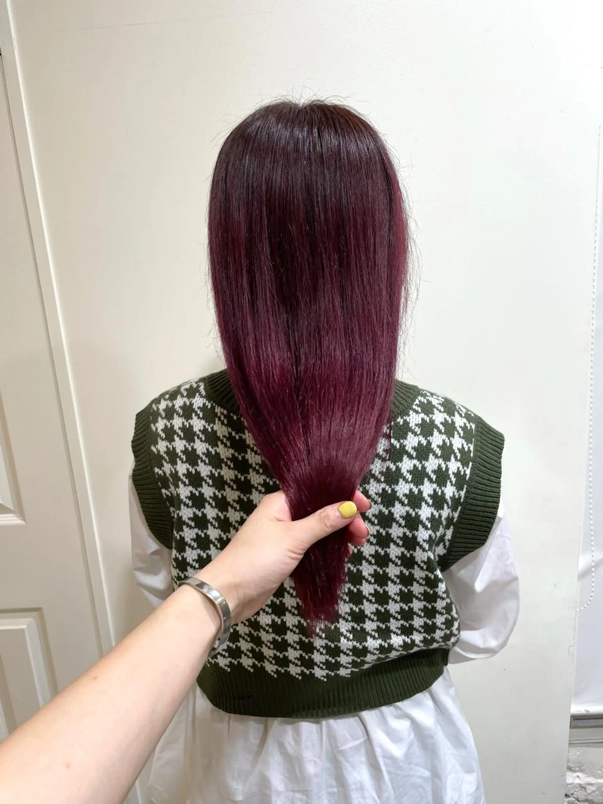 セミロング カラー ブリーチ ピンクカラー バイオレットカラー ヘアカラー トリートメント MIOベージュカラー 柔らかいカラーのヘアスタイル
