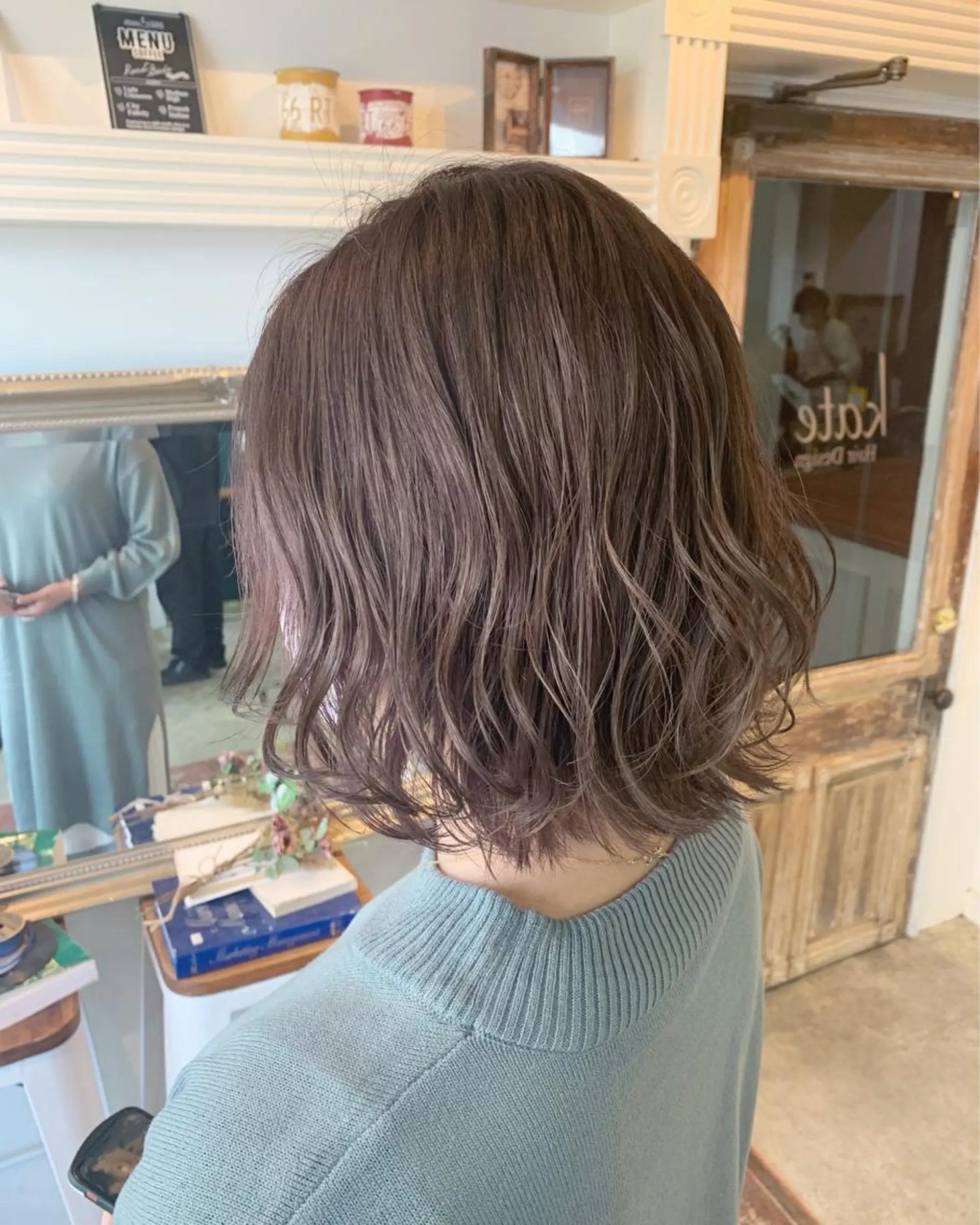 ミディアム カラー ヘアアレンジ ベージュカラー シルバー ヘアカラー トリートメント 山崎 澪のヘアスタイル