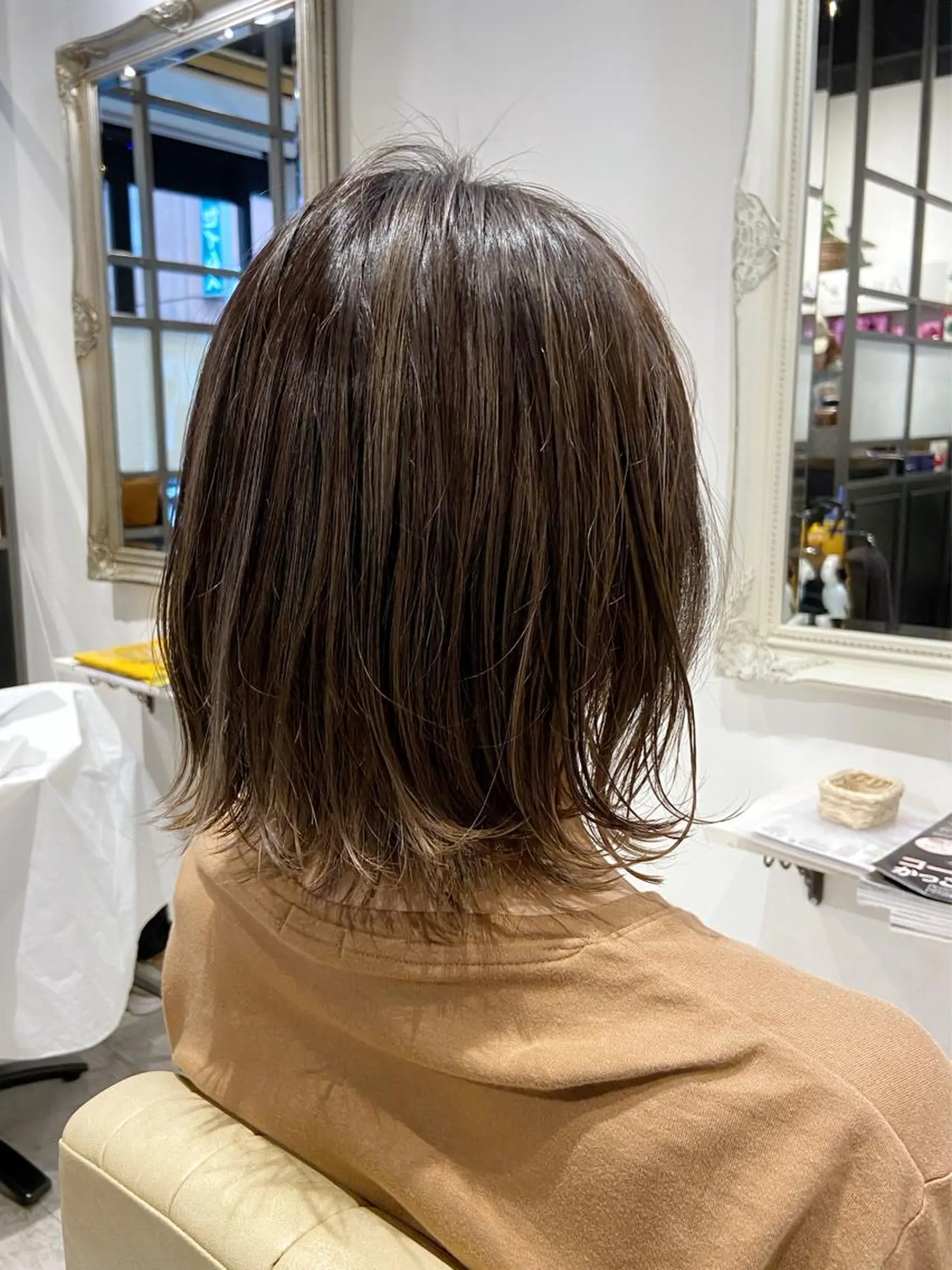ミディアム カラー ネイル バレイヤージュ ボブ レイヤーカット 外ハネヘア アピール欄に重要な お知らせがありますのヘアスタイル