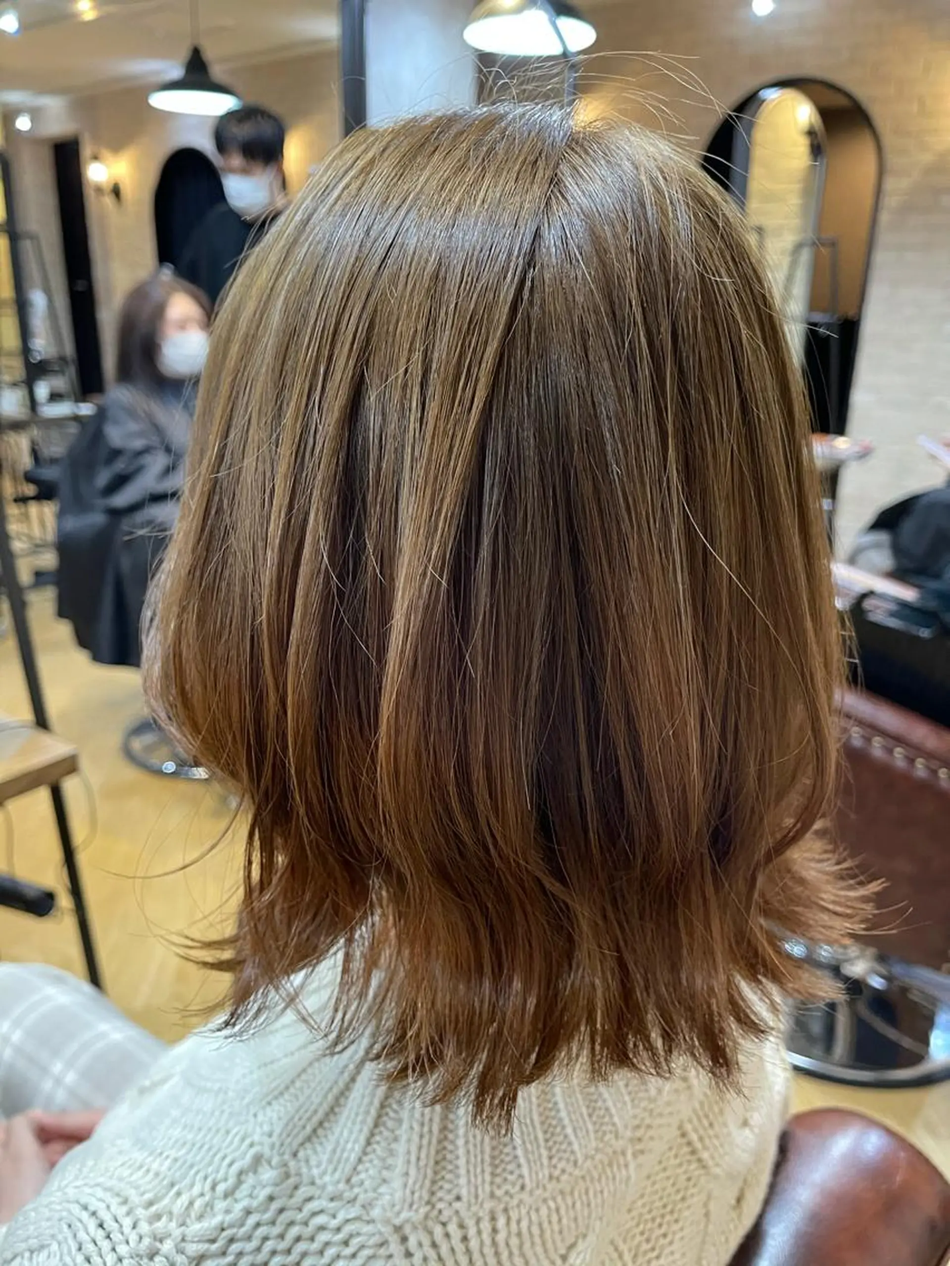 ミディアム ミルクティーブラウン ボブ 外ハネヘア カット ヘアカラー antica YOSHIのヘアスタイル