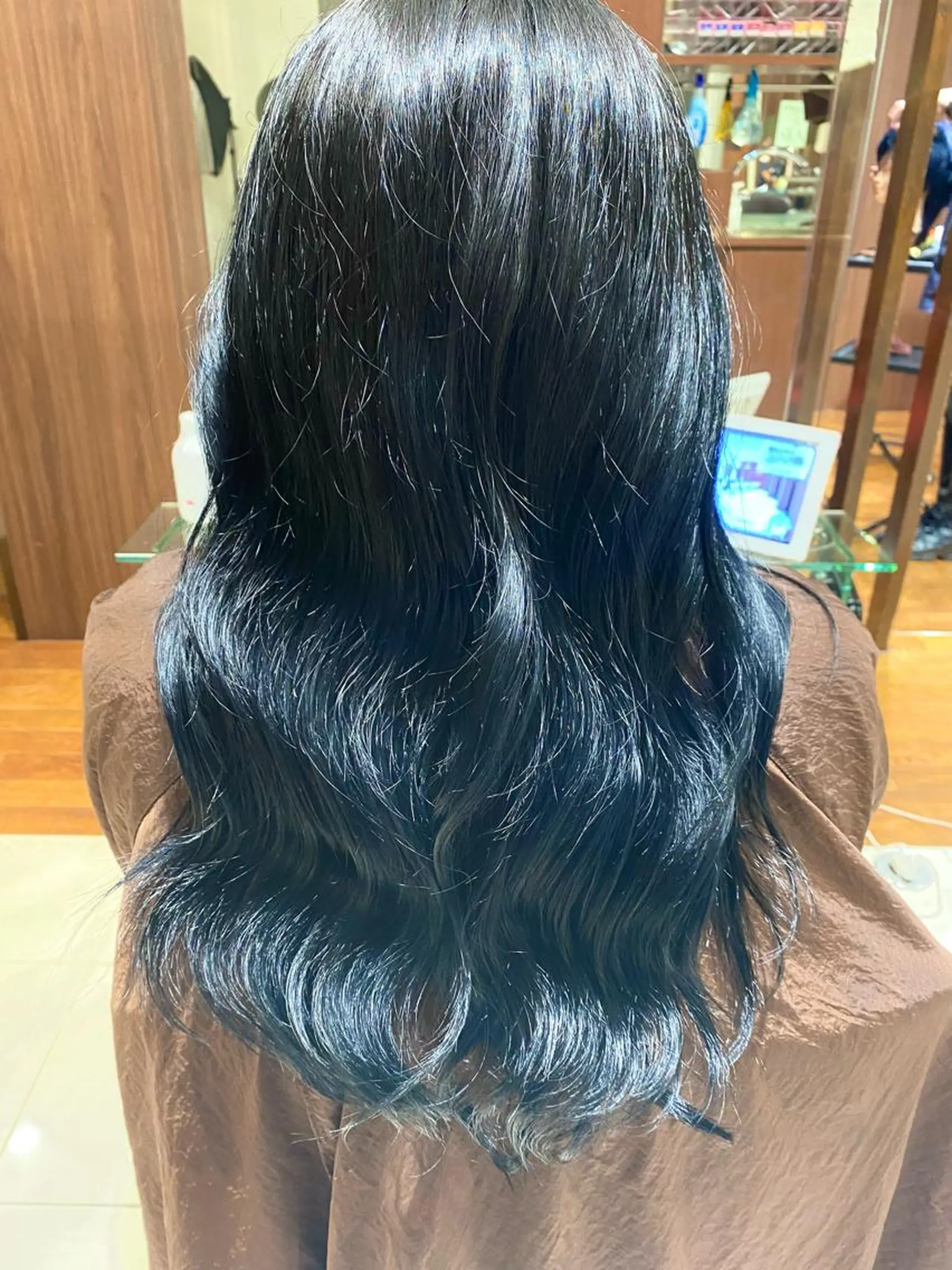 ロング カラー 黒髪 ブルーカラー ブルーブラック 透明感カラー ハイトーンカラー ヘアカラー 暖水 まりあのヘアスタイル