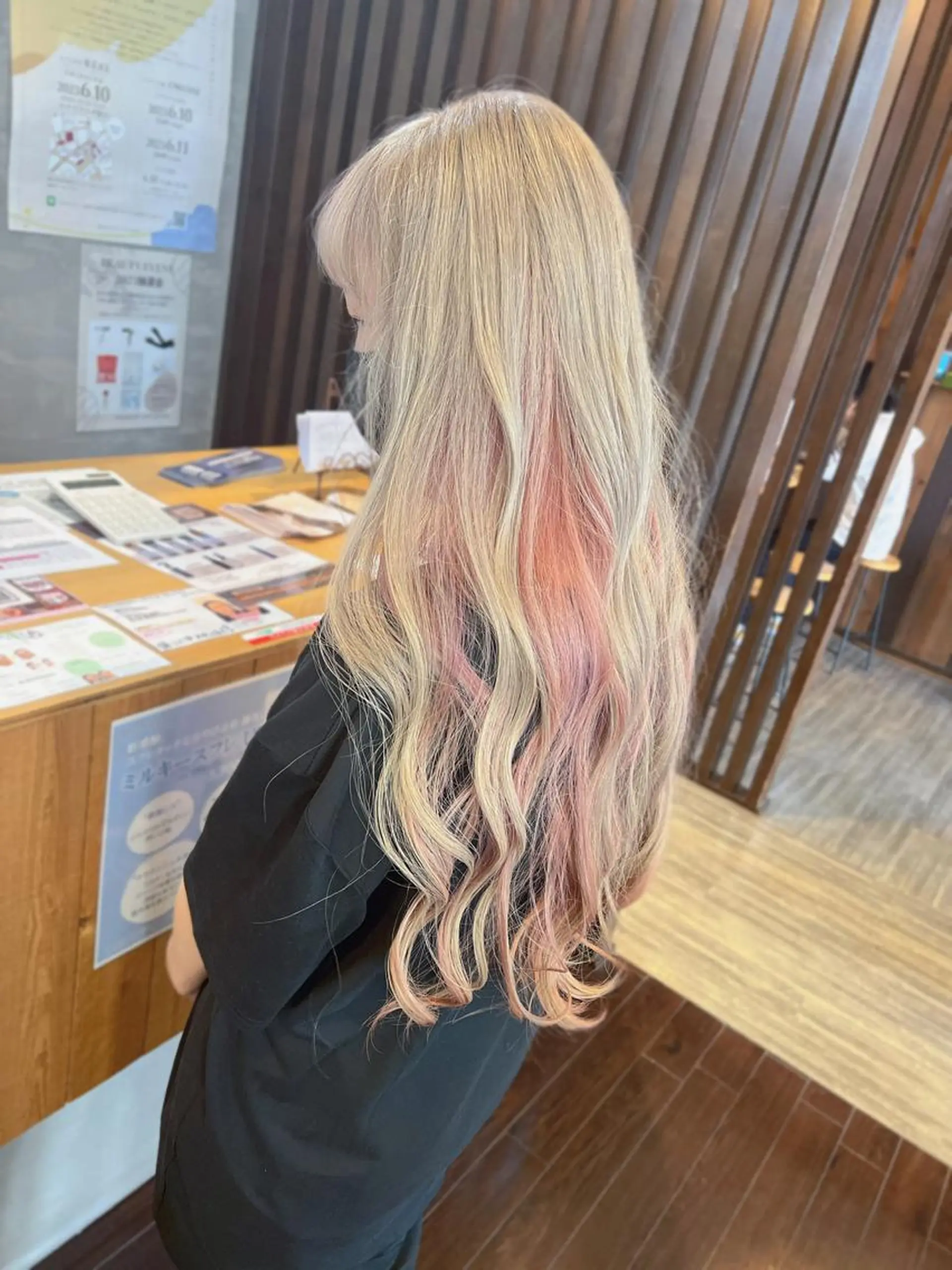 ロング カラー ブリーチ インナーカラー ピンクカラー カット ヘアカラー トリートメント 具志 正太のヘアスタイル