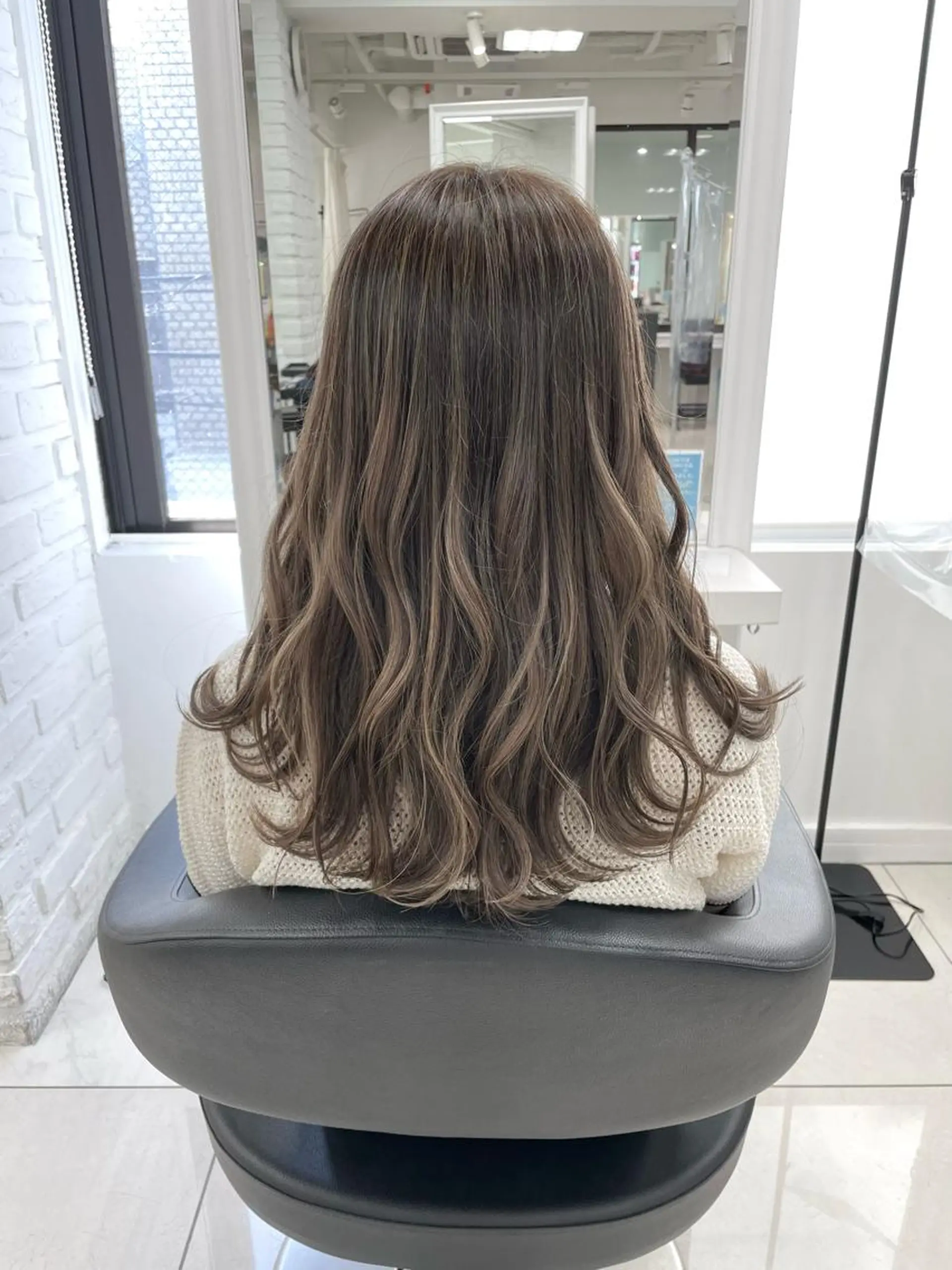 ロング カラー ベージュカラー 透明感カラー ハイライトカラー イルミナカラー ハイライト カット ヘアカラー トリートメント 【デザインカラー】 粥川佳日望のヘアスタイル