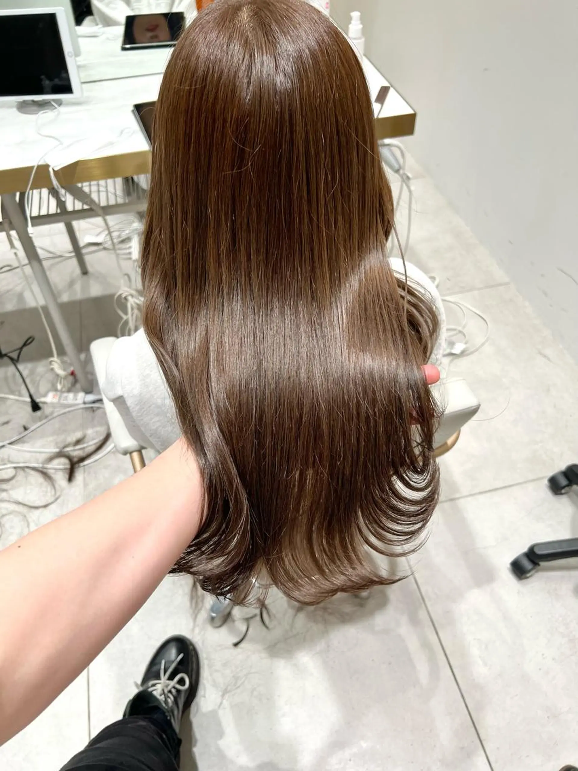 ロング カラー 切りっぱなしボブ ブリーチ グレージュ イルミナカラー インナーカラー ヘアカラー トリートメント ヘアセット ニュアンスレイヤー ハイトーンカラーのヘアスタイル
